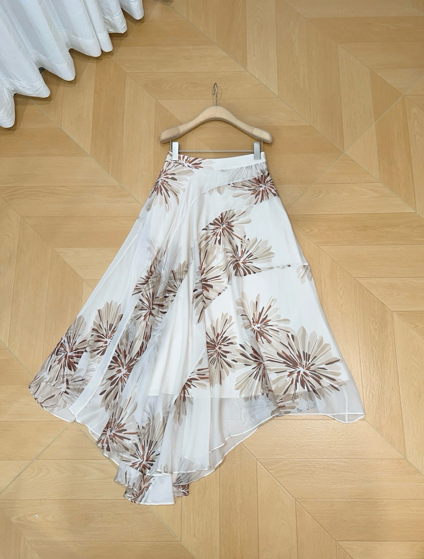 Brunello Cucinelli 烟花印花半身裙新品推荐……奶白色基底搭配暖棕调烟花印花，自带复古松
