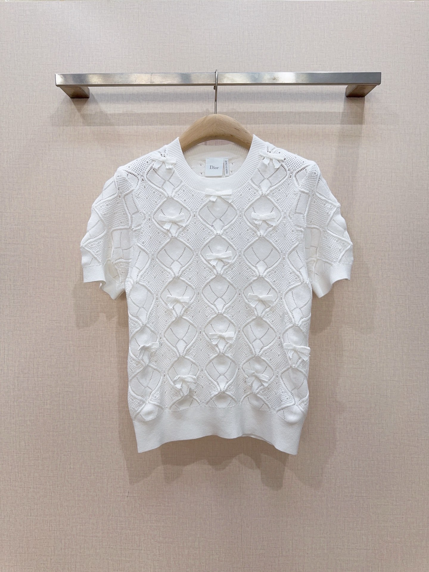 NO:825676,D's new hollow diamond bow knitted short-sleeved product... adopts diamond hollow knitting technology, and the center of each diamond is decorated with a three-dimensional small bow. The whole is clean and full of ingenuity, and has an age-reducing effect. The round neck and slightly loose short-sleeved version looks great with skirts or jeans. It is a must-have and versatile item in the summer wardrobe!  Size SML,DF1141,,Dior-clothing,dior,skirts,jeans,T-shirt,19860909D 家镂空菱格蝴蝶结针织短袖新品…… 采用菱格镂空针织工艺,每个菱格中心都点缀了立体的小蝴蝶结,整体干净又充满巧思,自带减龄效果. 圆领微宽松的短袖版型,搭配半身裙或牛仔裤都很出彩,是夏季衣橱必备百搭单品！ 码数SML,DF1141,,迪奥-服装,dior,skirts,jeans,T-shirt,,Women's clothing