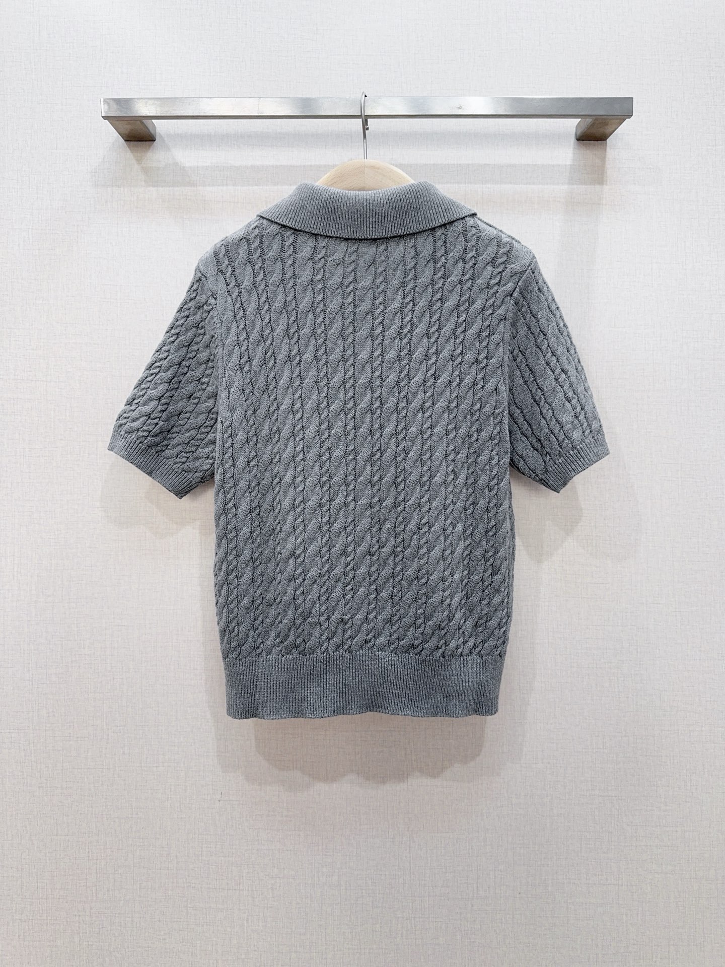 🌸D家Polo衫26年春秋新款针织衫🆕……采用立体绞花针织工艺，经典翻领，三颗纽扣设计，领口，袖口，和下