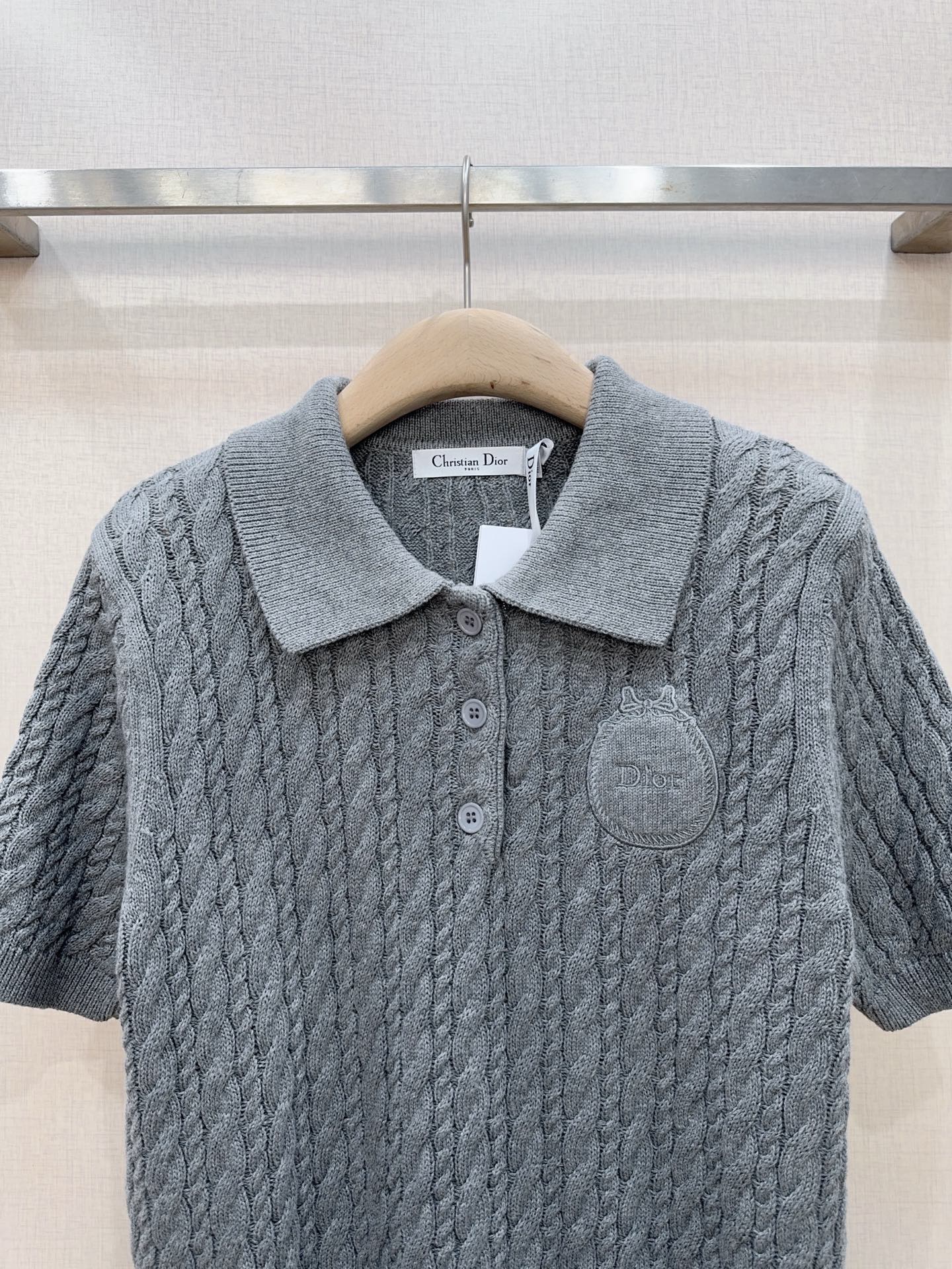 🌸D家Polo衫26年春秋新款针织衫🆕……采用立体绞花针织工艺，经典翻领，三颗纽扣设计，领口，袖口，和下
