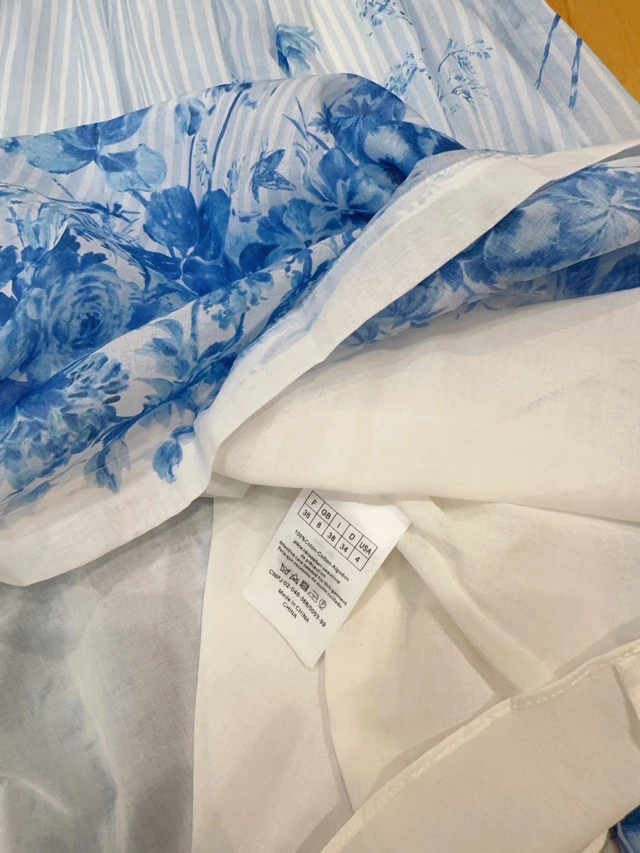 D家 青花瓷蓝白条纹百褶半裙新品推荐……采用轻薄透气的棉质面料，蓝白细条纹基底清爽干净；高腰松紧腰抽绳设