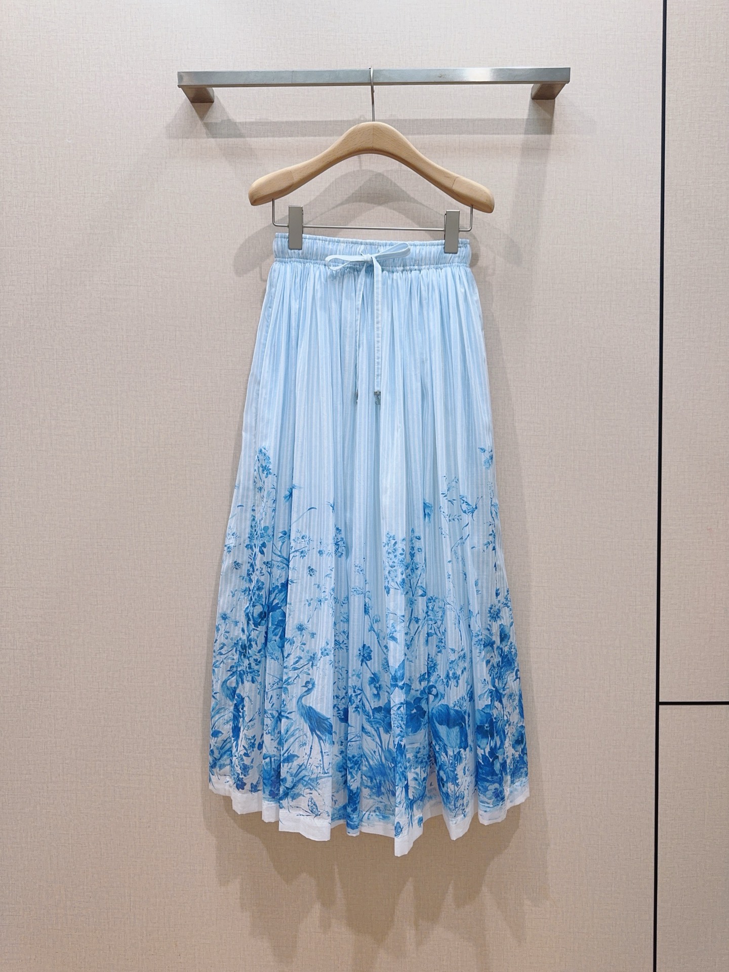 NO:826790,Recommended new product of D's blue and white porcelain blue and white striped pleated skirt... Made of light and breathable cotton fabric, the blue and white pinstripe base is refreshing and clean; it has a high-waisted elastic waist drawstring design, a large A-line mid-length hem, and a white contrasting hem. It has a sense of elegance when walking around. It can be worn with the blue and white shirt or T-shirt of the same series.  Size SMLXL,K260416,,Dior-clothing,dior,dior,skirts,shirts,tees,t-shirt,19860909D家 青花瓷蓝白条纹百褶半裙新品推荐…… 采用轻薄透气的棉质面料,蓝白细条纹基底清爽干净；高腰松紧腰抽绳设计,大A字中长摆,白色撞色下摆,走动时自带飘逸感,搭配同系列的蓝白衬衫或T恤,都可适穿 码数SMLXL,K260416,,迪奥-服装,dior,dior,skirts,shirts,tees，t-shirt,,Women's clothing