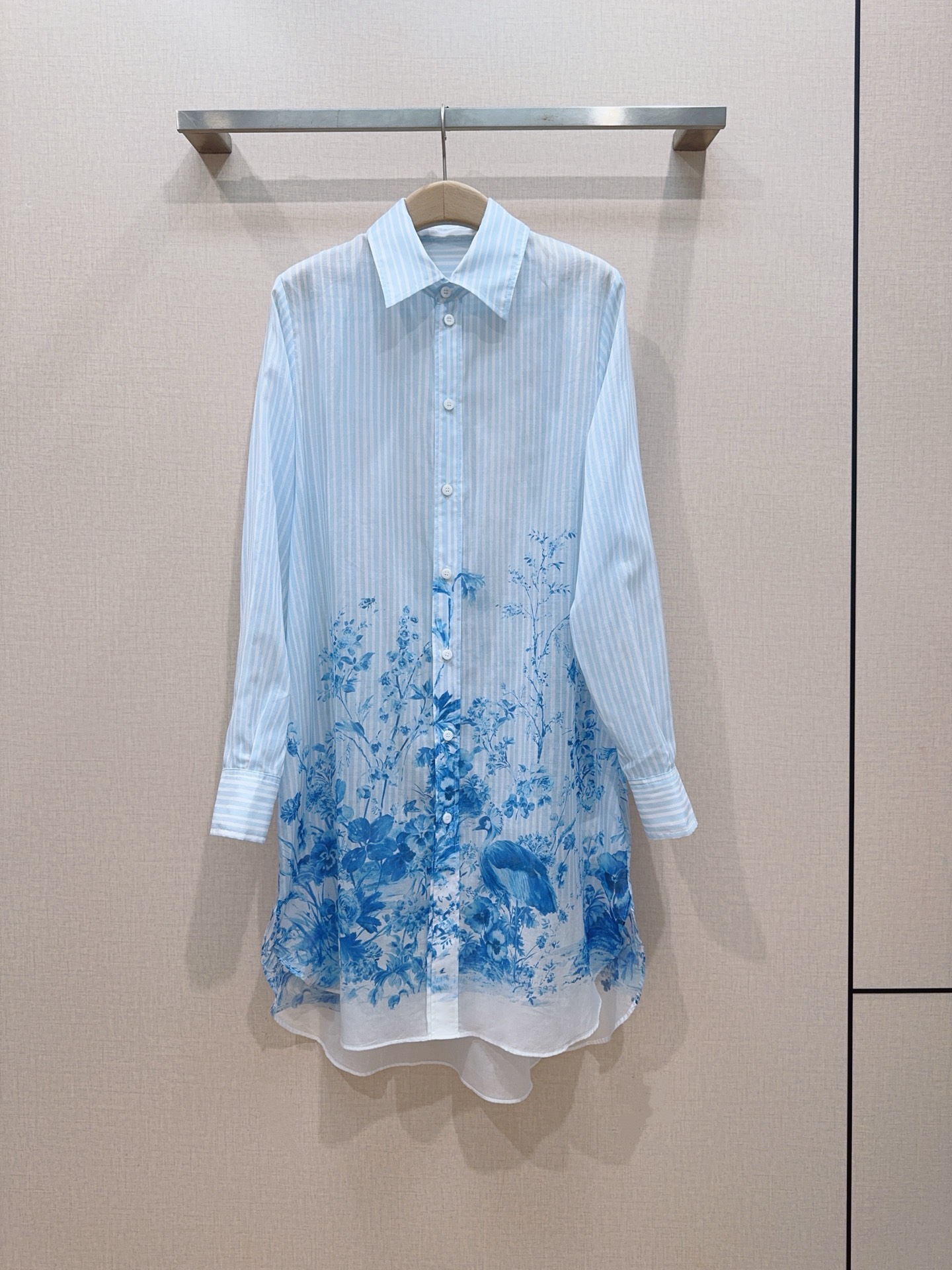 NO:826800,Recommended new product of D’s blue and white porcelain printed long-sleeved shirt... Single-breasted lapel design, made of light and breathable cotton fabric, with blue and white pinstripe base to bring a refreshing feeling; loose fit, short front and long curved hem at the back, side slit design, can be worn alone, with a vest underneath, or paired with a skirt from the same series, open as a sun protection shirt [OK]  Size SMLXL,K260417,,Dior-clothing,dior,dior,skirts,shirts,19860909D家 青花瓷印花长袖衬衫新品推荐…… 翻领单排扣设计,采用轻薄透气的棉质面料,蓝白细条纹基底自带清爽感；宽松版型,前短后长的弧形下摆,侧开叉设计,可单穿,内搭背心,或搭配同系列半裙,敞开穿当防晒衫都很[OK] 码数SMLXL,K260417,,迪奥-服装,dior,dior,skirts,shirts,,Women's clothing