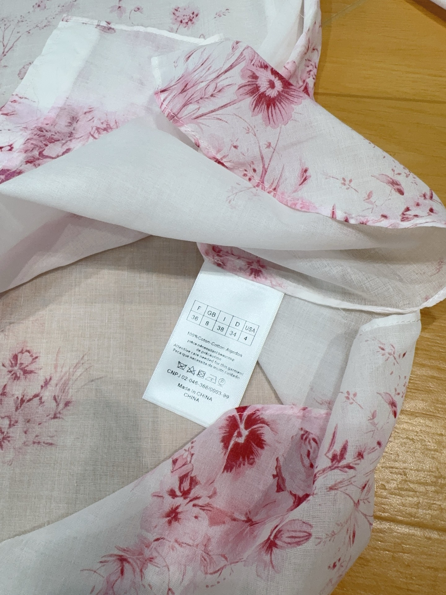 D家 花羽漫染粉色花鸟印花衬衫新品[爱心][爱心]……翻领长袖的设计，采用府绸棉材质，柔软透气，前短后长