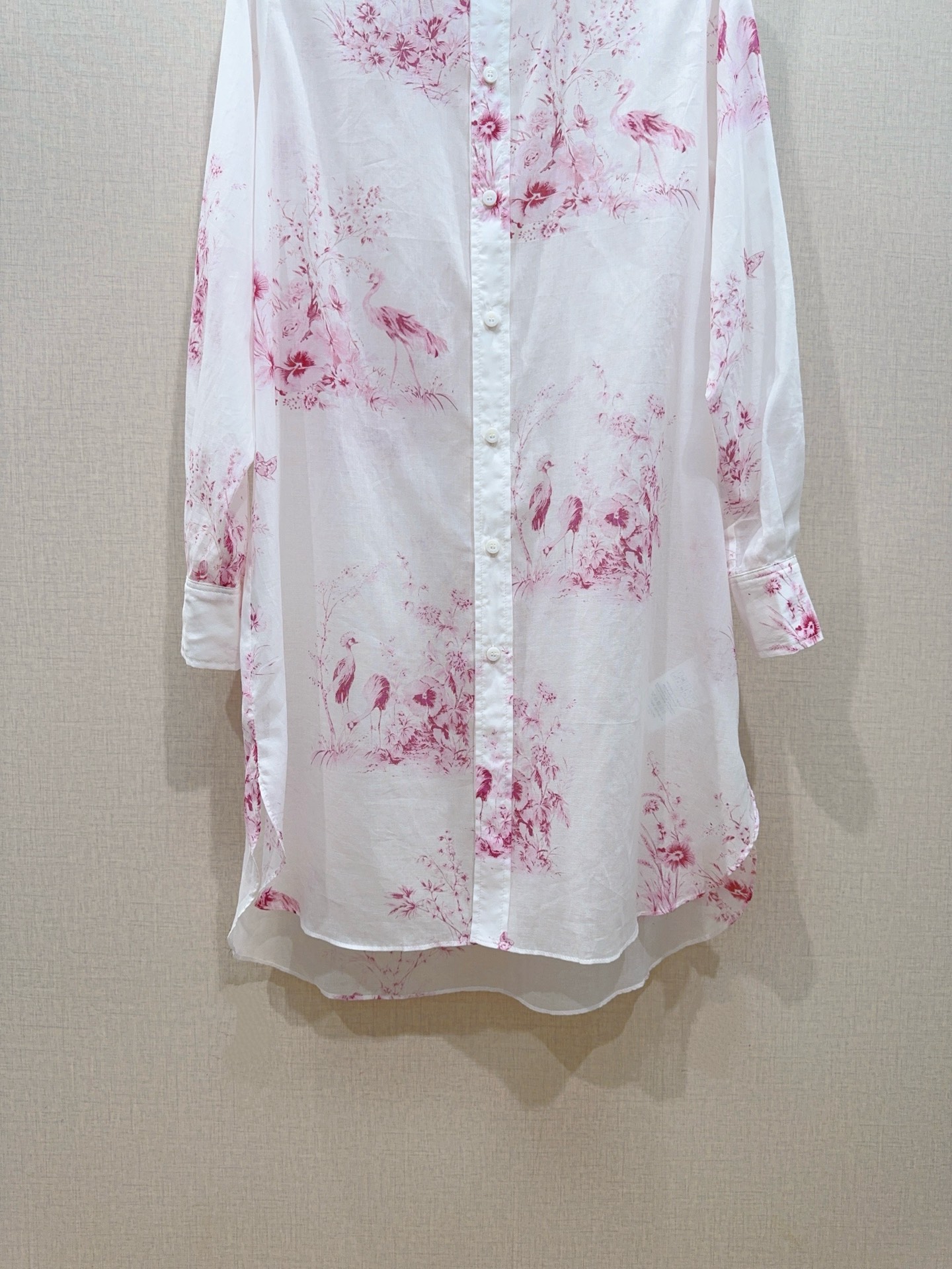 D家 花羽漫染粉色花鸟印花衬衫新品[爱心][爱心]……翻领长袖的设计，采用府绸棉材质，柔软透气，前短后长
