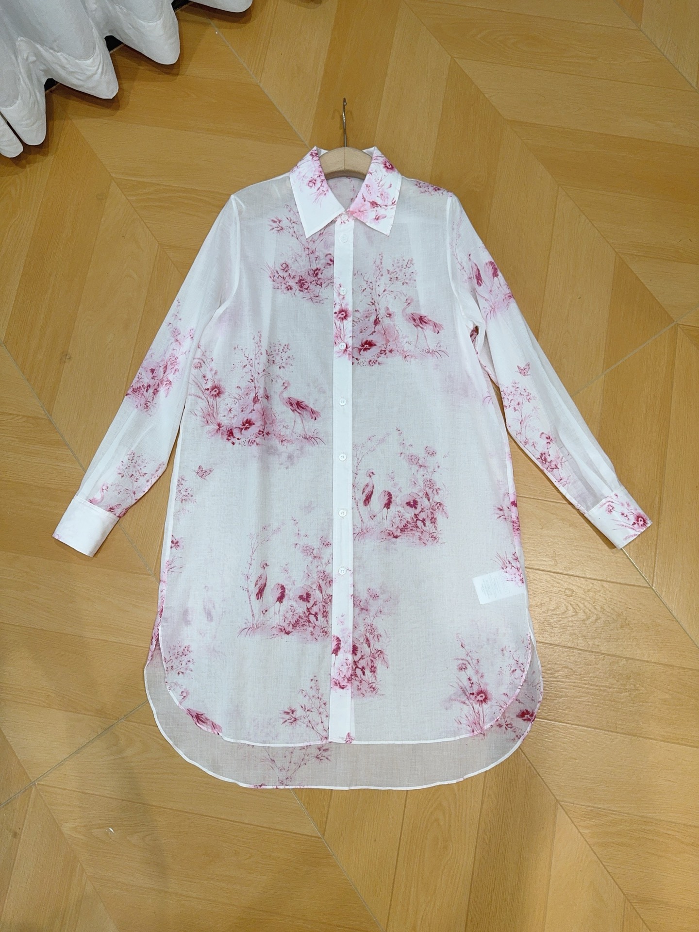 D家 花羽漫染粉色花鸟印花衬衫新品[爱心][爱心]……翻领长袖的设计，采用府绸棉材质，柔软透气，前短后长