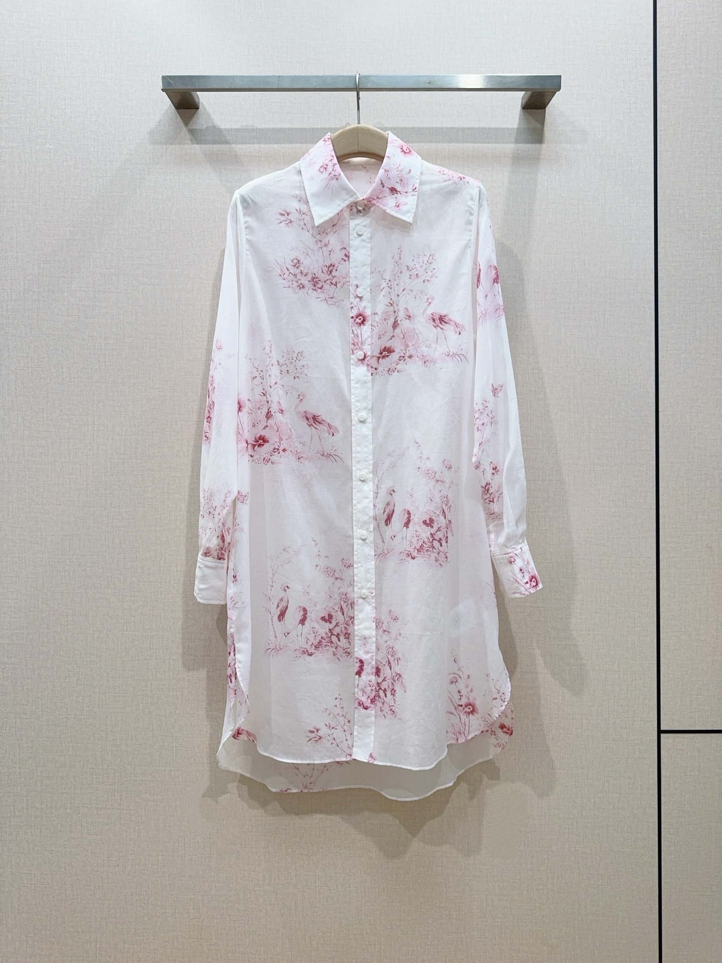 D家 花羽漫染粉色花鸟印花衬衫新品[爱心][爱心]……翻领长袖的设计，采用府绸棉材质，柔软透气，前短后长