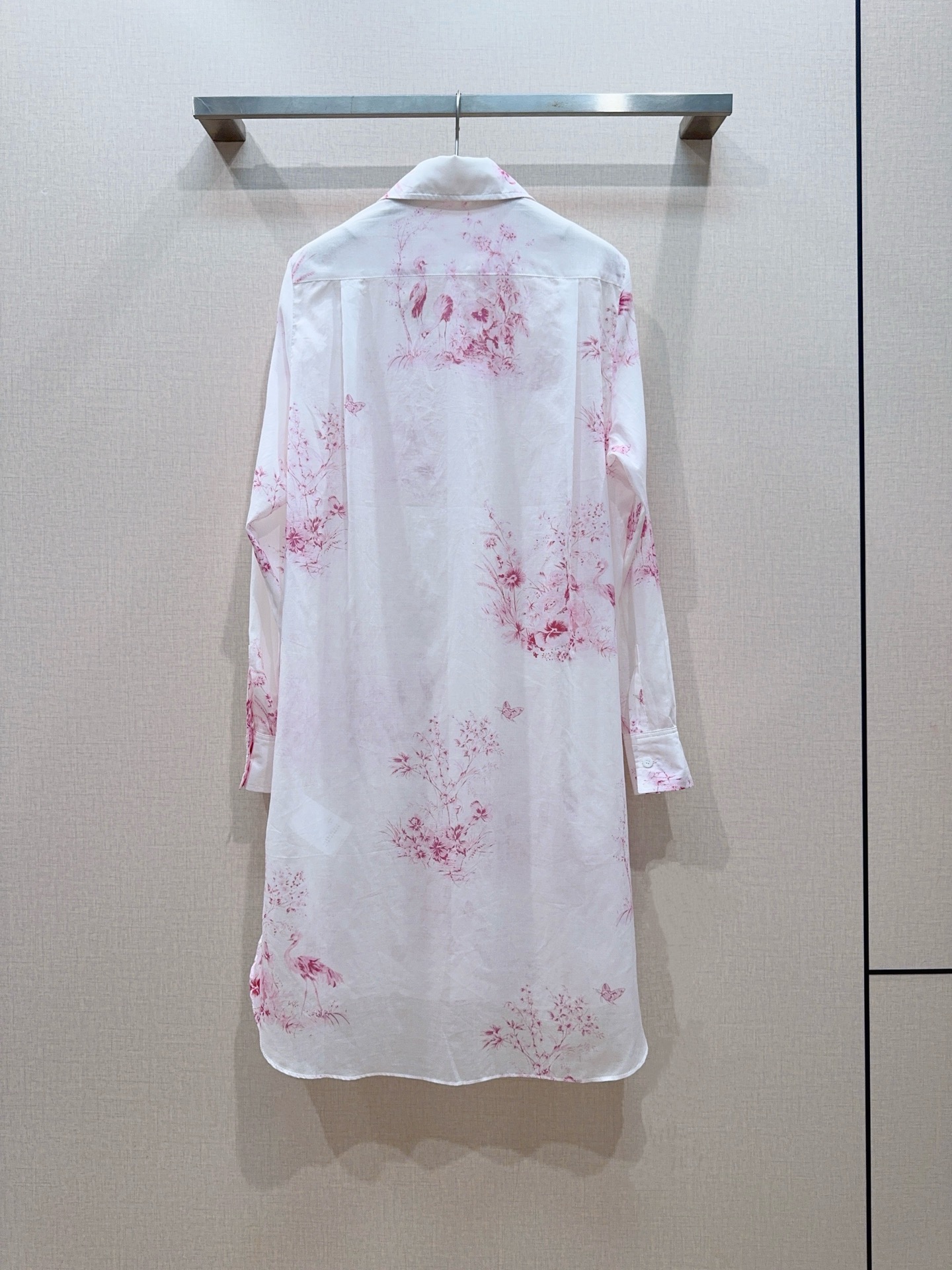 D家 花羽漫染粉色花鸟印花衬衫新品[爱心][爱心]……翻领长袖的设计，采用府绸棉材质，柔软透气，前短后长