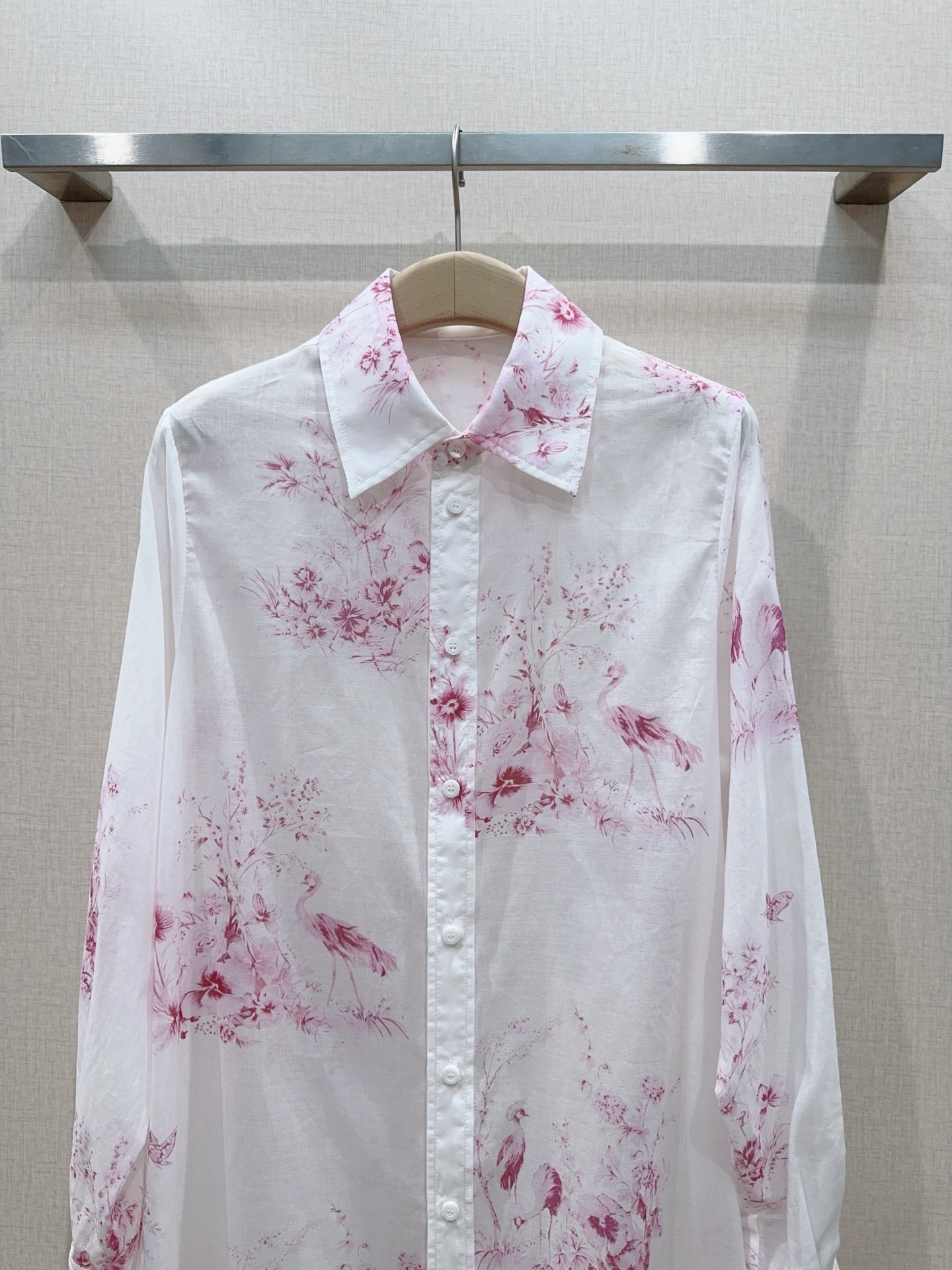 D家 花羽漫染粉色花鸟印花衬衫新品[爱心][爱心]……翻领长袖的设计，采用府绸棉材质，柔软透气，前短后长