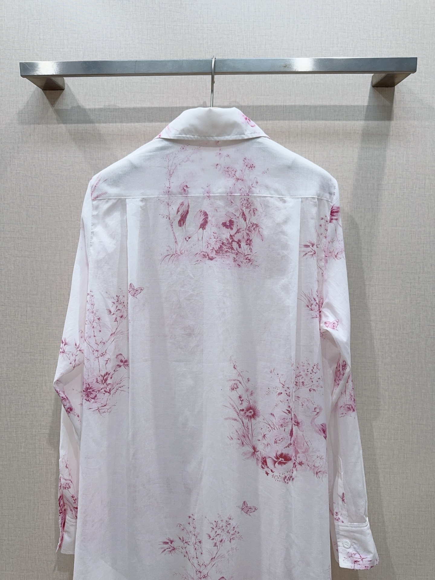 D家 花羽漫染粉色花鸟印花衬衫新品[爱心][爱心]……翻领长袖的设计，采用府绸棉材质，柔软透气，前短后长