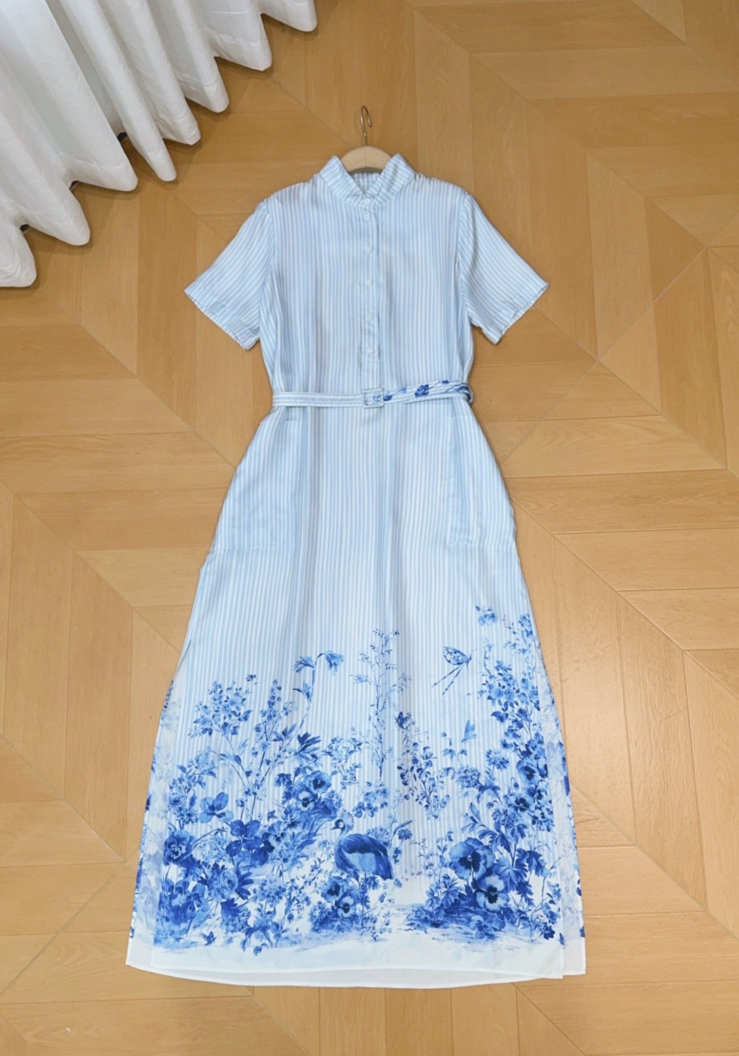 D家青花瓷印花连衣裙新品推荐👗……采用立领半开襟衬衫裙结构，短袖中式立领无袖设计，搭配同色系腰带收腰，上