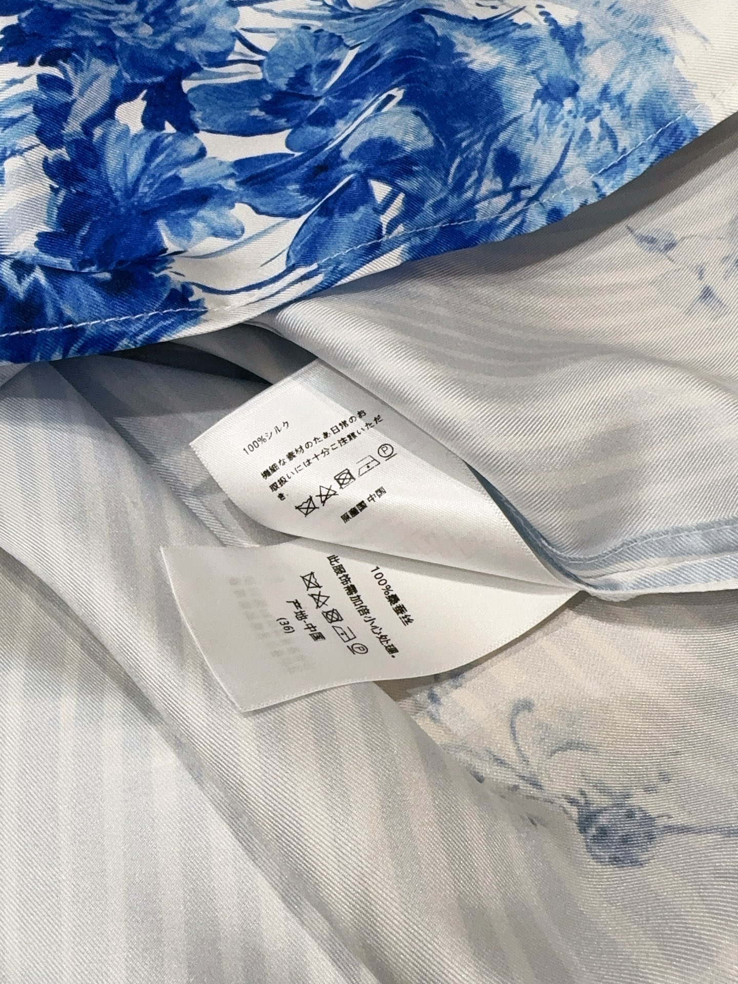 D家青花瓷印花连衣裙新品推荐👗……采用立领半开襟衬衫裙结构，短袖中式立领无袖设计，搭配同色系腰带收腰，上