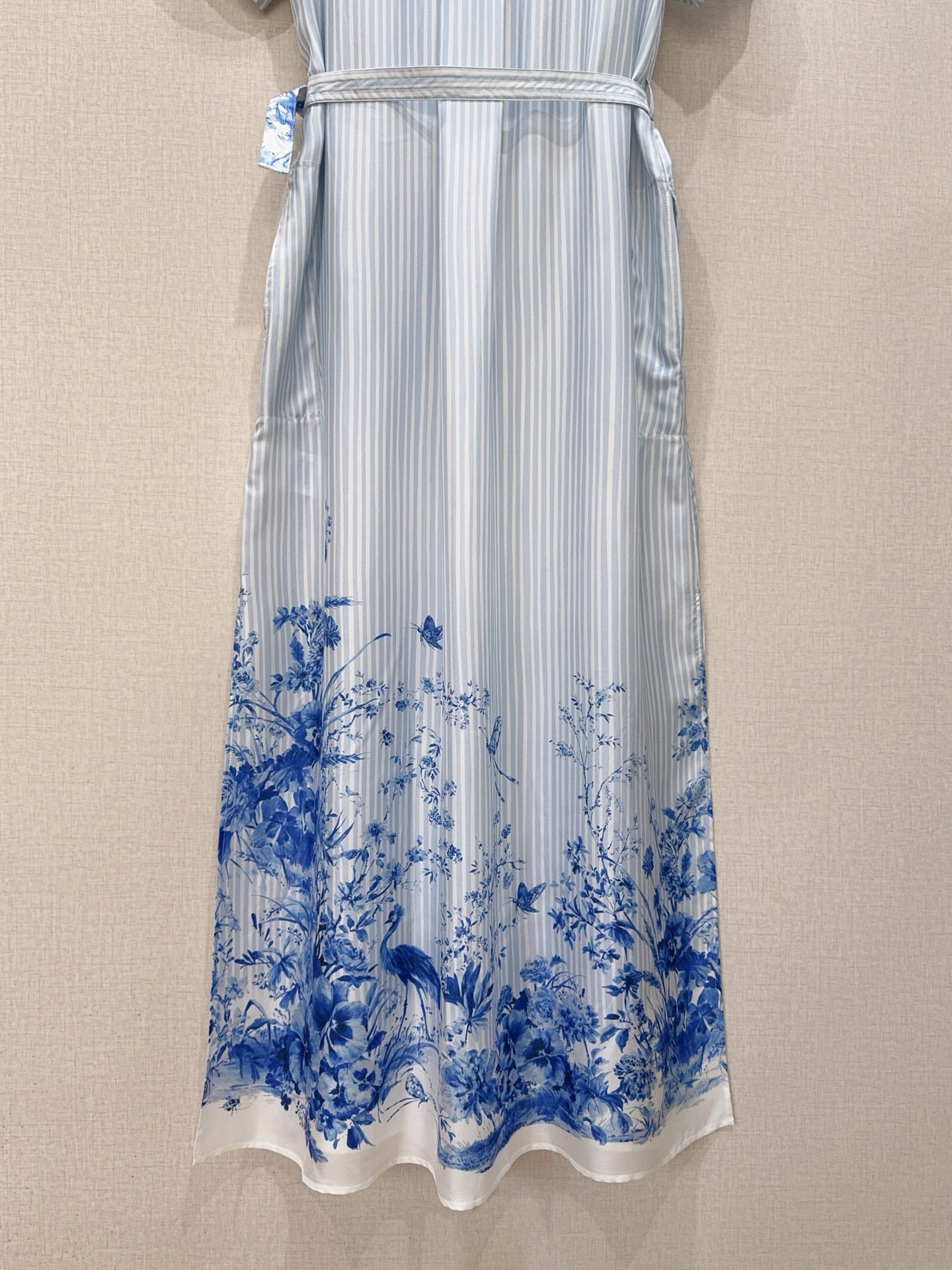 D家青花瓷印花连衣裙新品推荐👗……采用立领半开襟衬衫裙结构，短袖中式立领无袖设计，搭配同色系腰带收腰，上