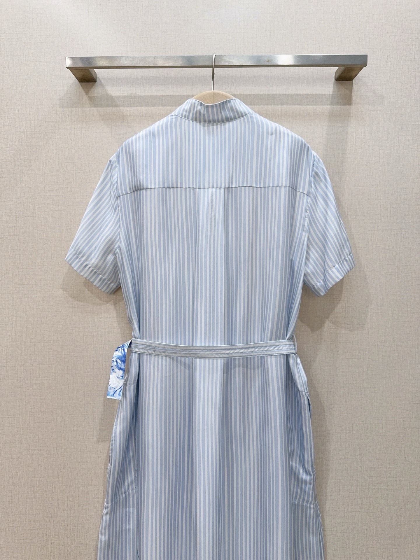 D家青花瓷印花连衣裙新品推荐👗……采用立领半开襟衬衫裙结构，短袖中式立领无袖设计，搭配同色系腰带收腰，上