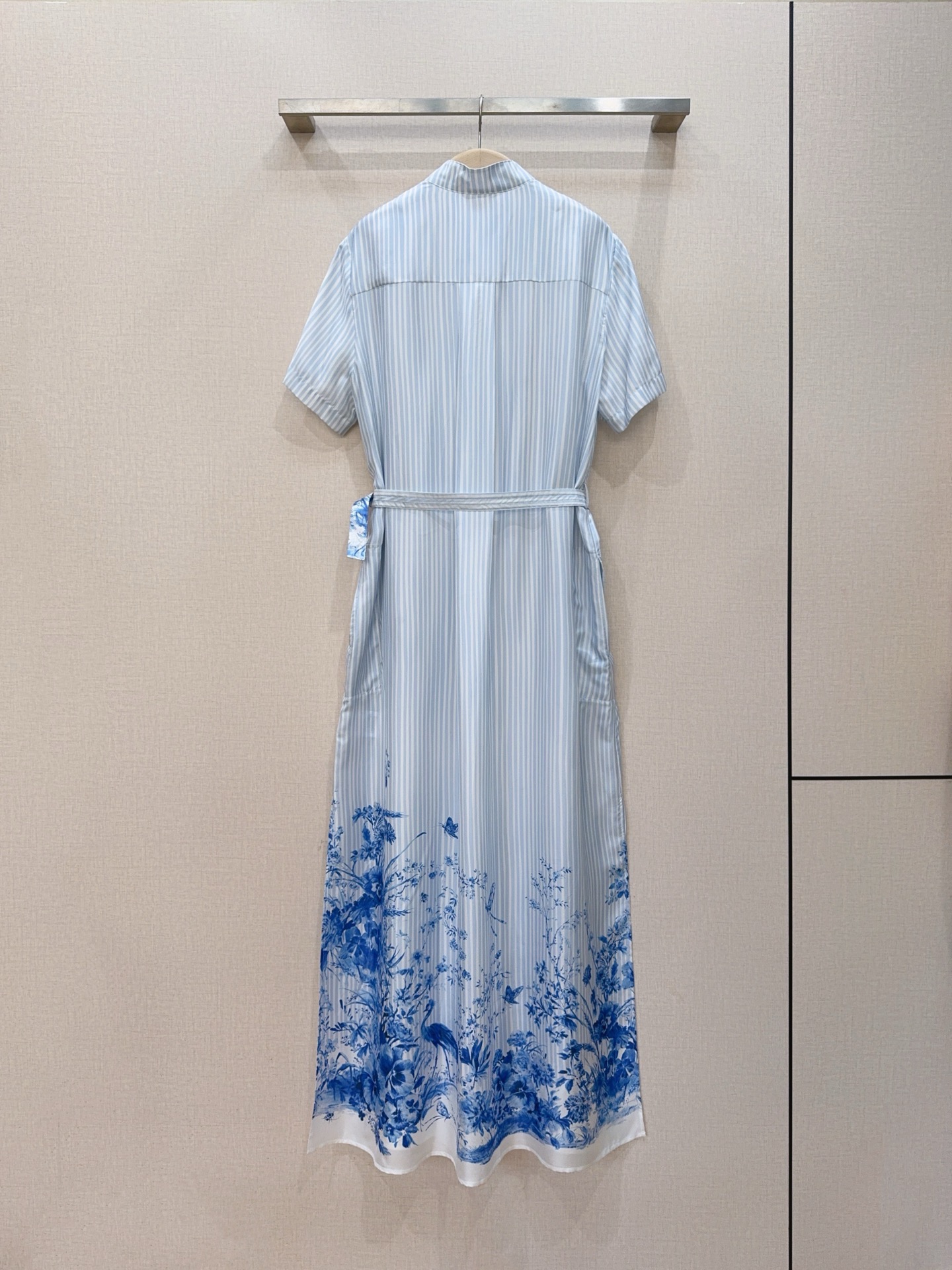 D家青花瓷印花连衣裙新品推荐👗……采用立领半开襟衬衫裙结构，短袖中式立领无袖设计，搭配同色系腰带收腰，上