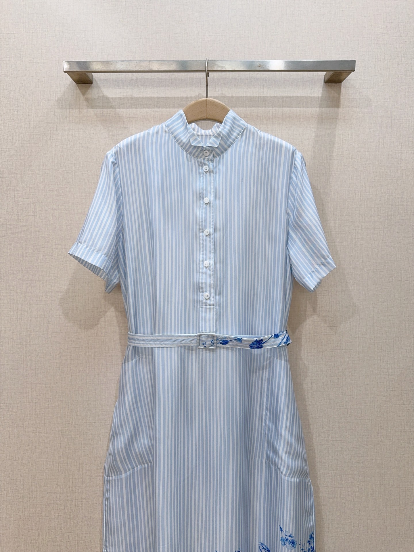D家青花瓷印花连衣裙新品推荐👗……采用立领半开襟衬衫裙结构，短袖中式立领无袖设计，搭配同色系腰带收腰，上