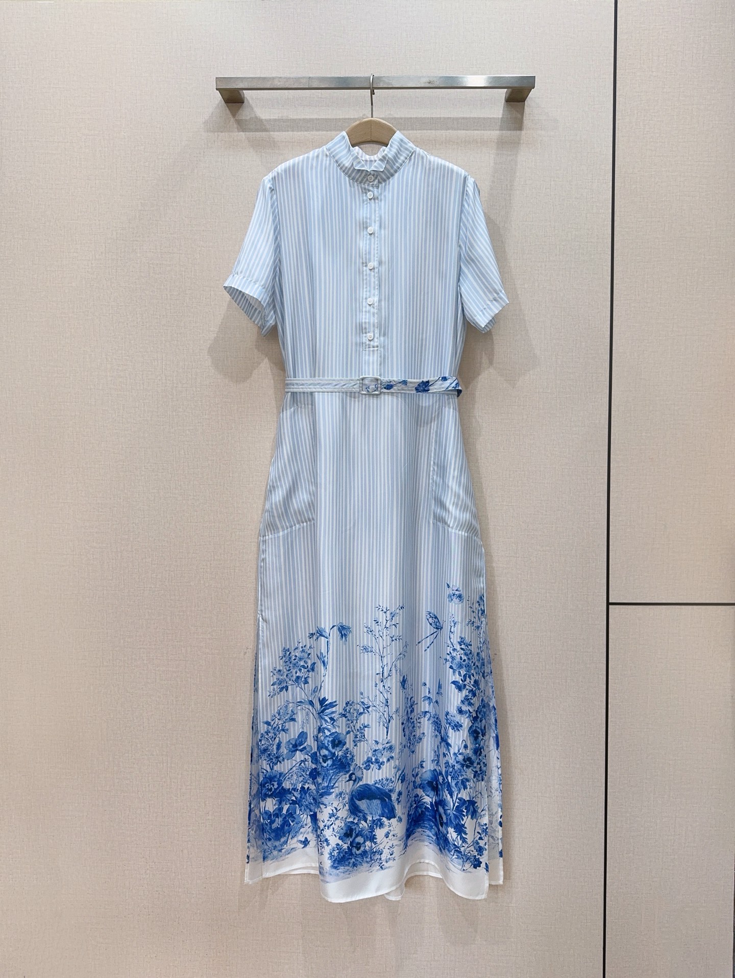 D家青花瓷印花连衣裙新品推荐👗……采用立领半开襟衬衫裙结构，短袖中式立领无袖设计，搭配同色系腰带收腰，上