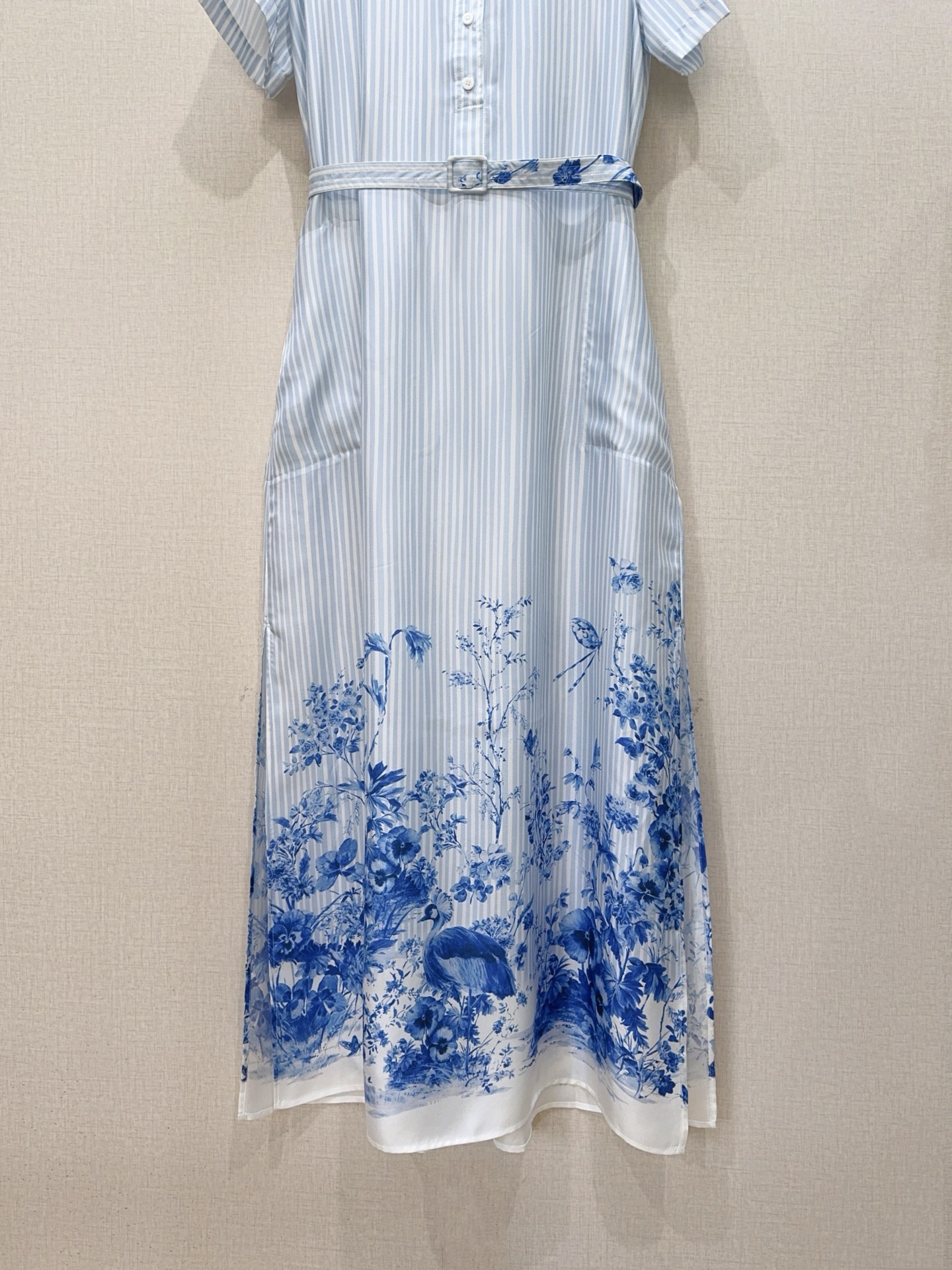D家青花瓷印花连衣裙新品推荐👗……采用立领半开襟衬衫裙结构，短袖中式立领无袖设计，搭配同色系腰带收腰，上