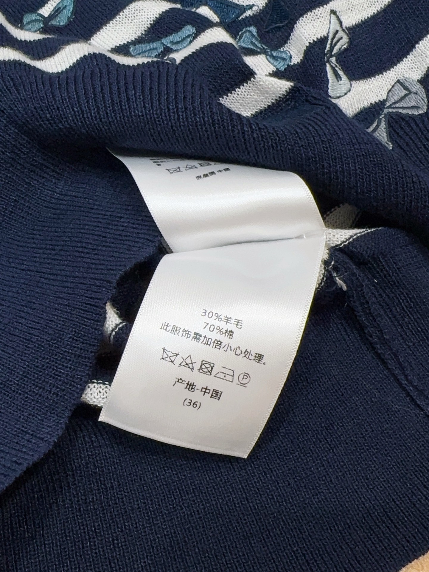 D 家蝴蝶结条纹针织衫新品推荐……采用基础圆领长袖针织版型，面料轻薄透气，宽松版型显瘦又舒适，蝴蝶结刺绣