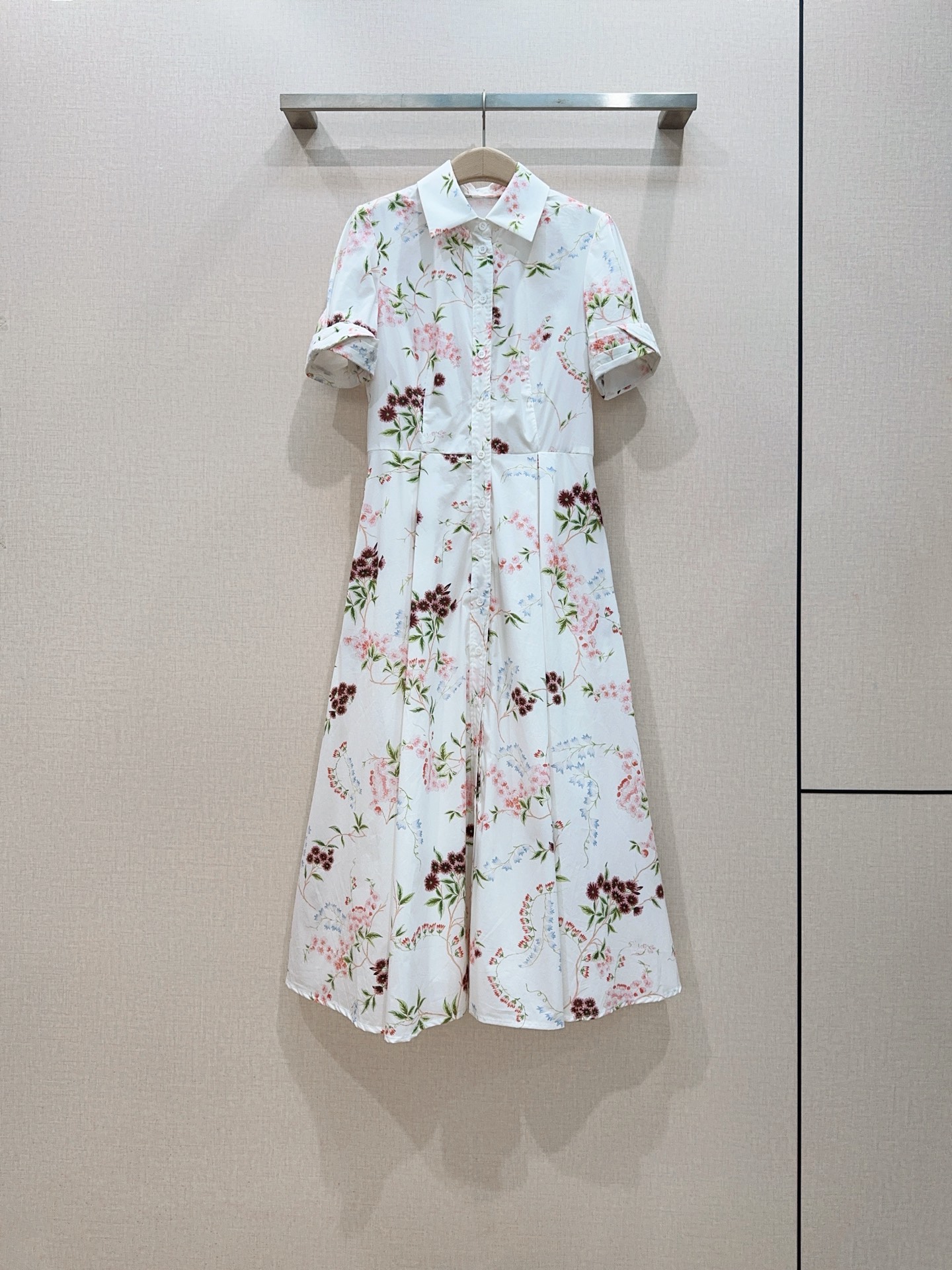 NO:884425,E*rdem Floral shirt-style midi dress... Shirt-style lapel and short-sleeved design, elegant and casual, light and breathable fabric, comfortable and not stuffy to wear. Open button design, slim upper body and waist, A-line midi-length skirt, short sleeves with turn-down cuffs, exquisite and neat details. Size SMLXL,, women's clothing, skirts, shirts, T-shirt,19860909E*rdem 碎花衬衫式中长连衣裙…… 衬衫式翻领短袖设计,优雅又休闲,轻薄透气面料,穿着舒适不闷热. 开襟纽扣设计,上半身修身收腰,A字大摆中长裙,短袖带翻折袖口,细节精致又显利落. 码数SMLXL,,女装,skirts,shirts,T-shirt,,Women's clothing