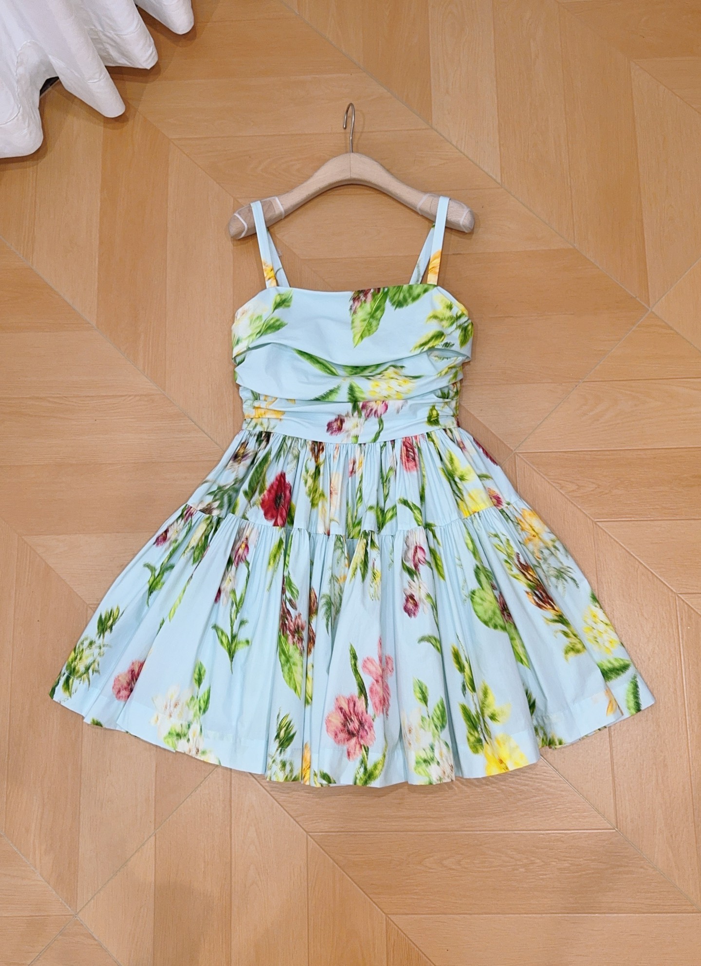 Oscar De La Renta印花吊带连衣裙👗……方领宽肩带设计，轻薄透气面料超适合夏天！浅蓝底色配