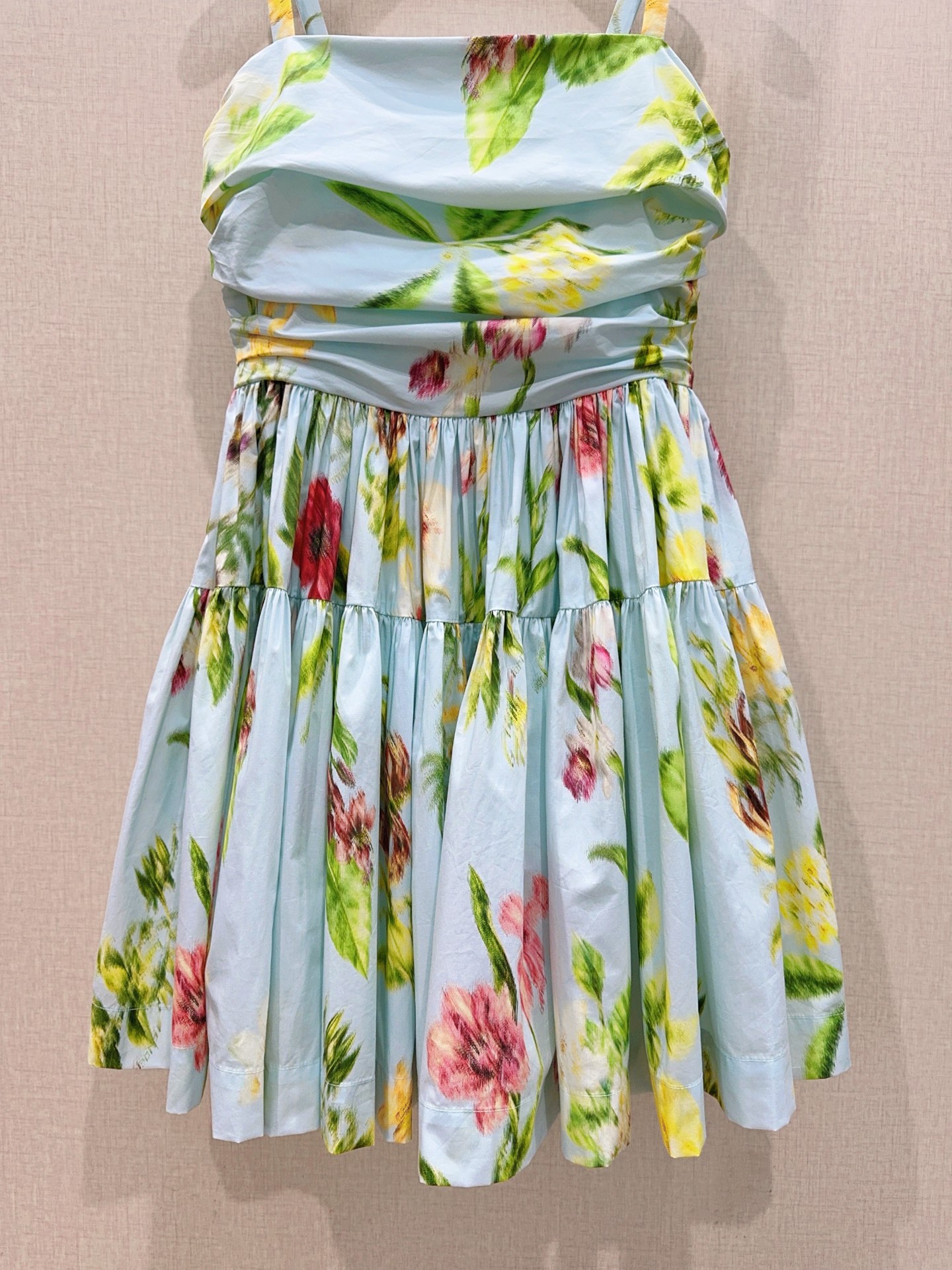 Oscar De La Renta印花吊带连衣裙👗……方领宽肩带设计，轻薄透气面料超适合夏天！浅蓝底色配