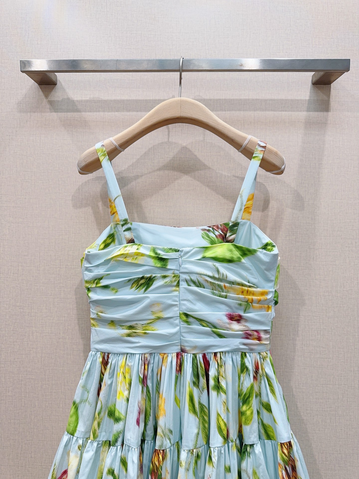 Oscar De La Renta印花吊带连衣裙👗……方领宽肩带设计，轻薄透气面料超适合夏天！浅蓝底色配