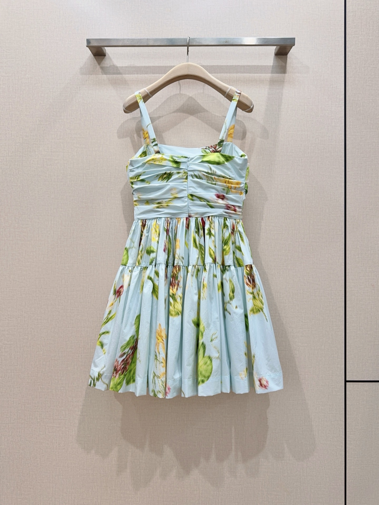 Oscar De La Renta印花吊带连衣裙👗……方领宽肩带设计，轻薄透气面料超适合夏天！浅蓝底色配
