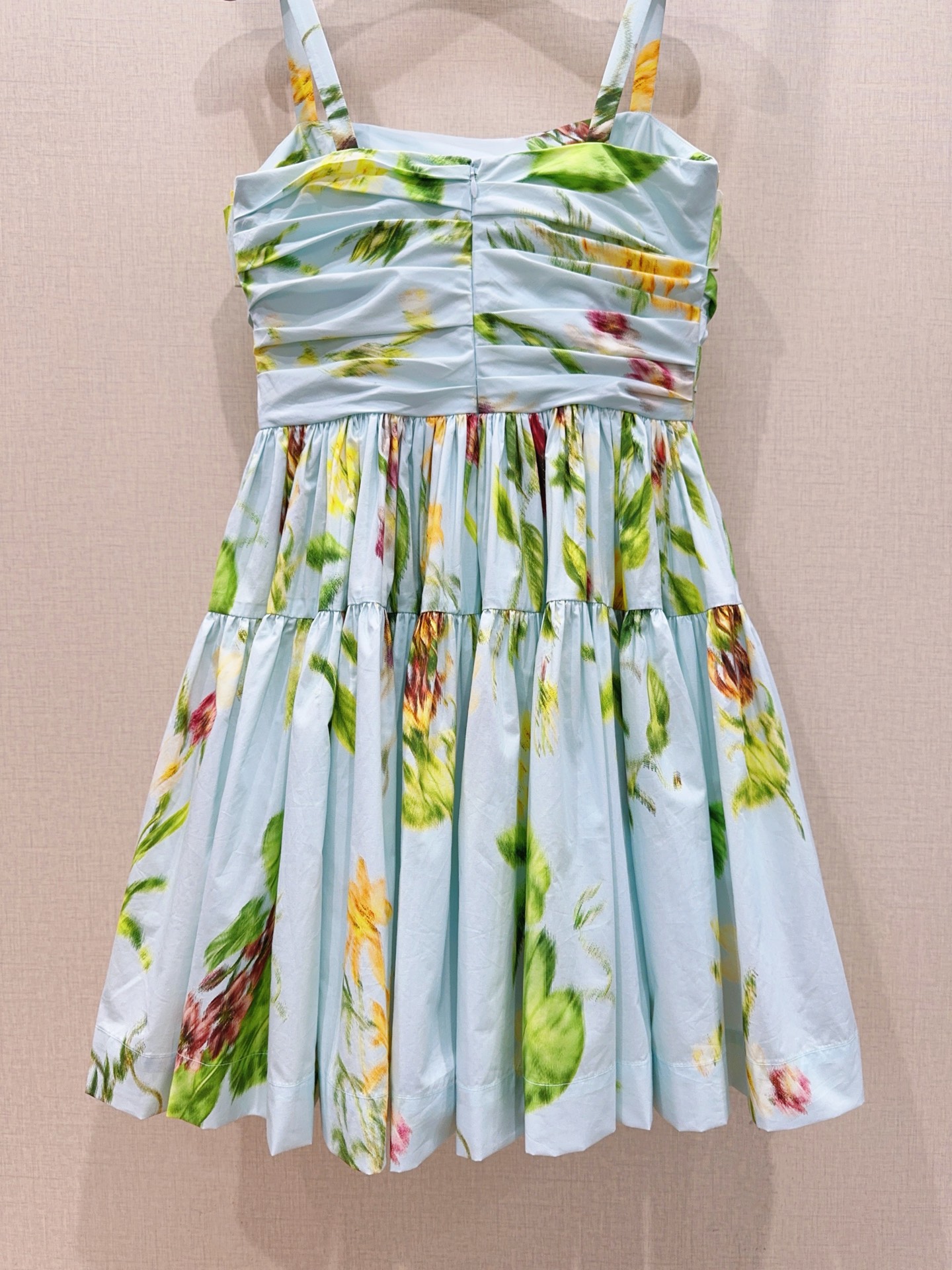 Oscar De La Renta印花吊带连衣裙👗……方领宽肩带设计，轻薄透气面料超适合夏天！浅蓝底色配