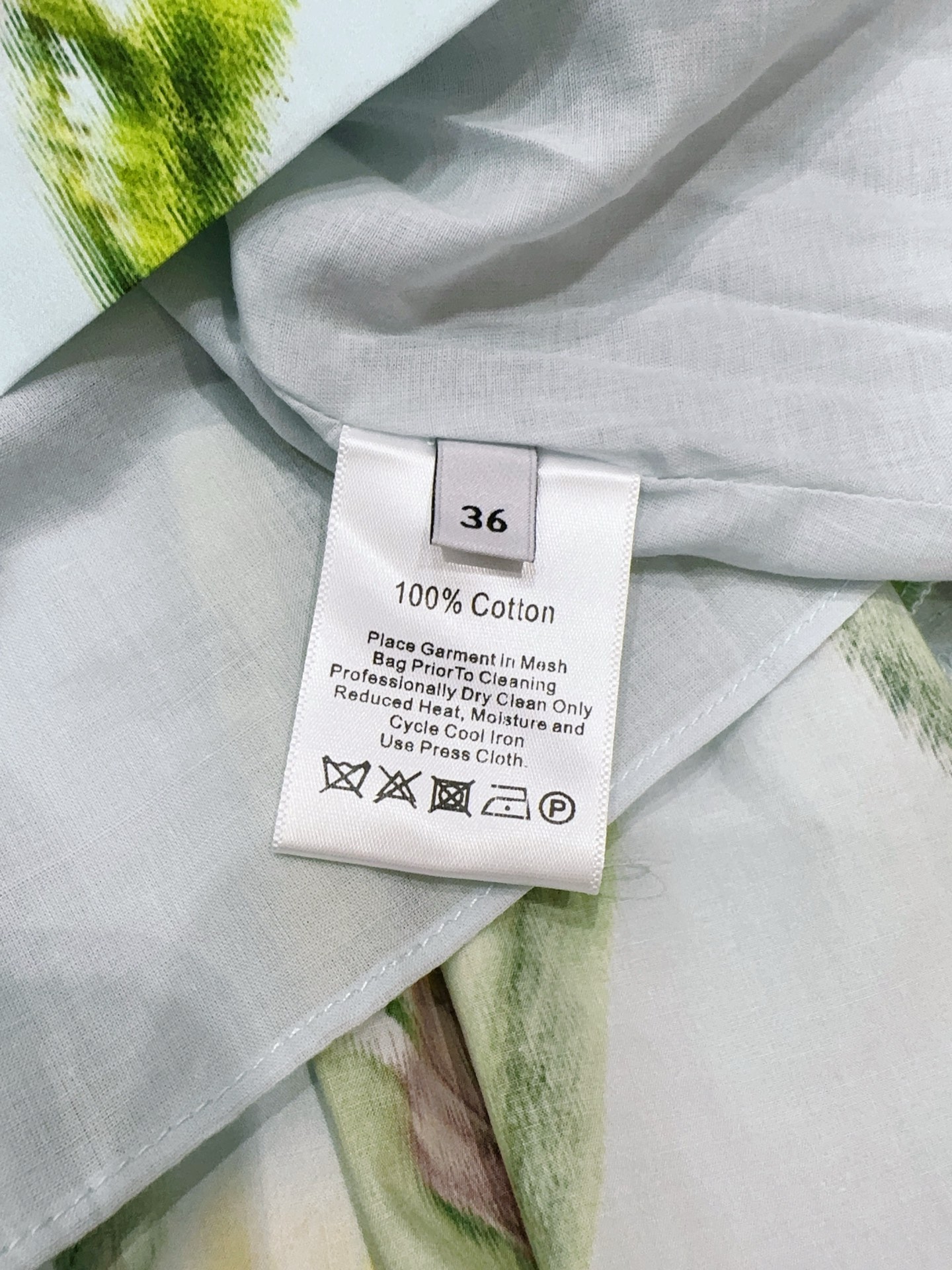 Oscar De La Renta印花吊带连衣裙👗……方领宽肩带设计，轻薄透气面料超适合夏天！浅蓝底色配