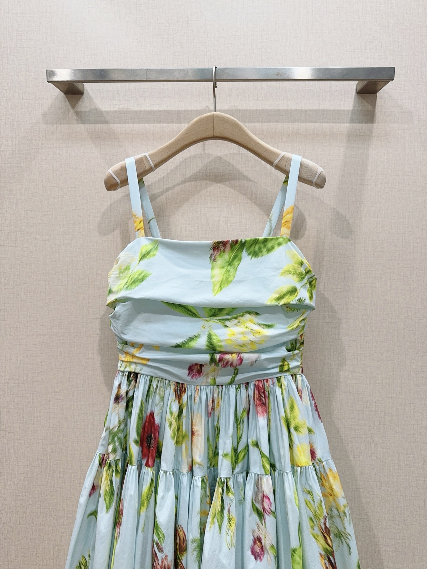 Oscar De La Renta印花吊带连衣裙👗……方领宽肩带设计，轻薄透气面料超适合夏天！浅蓝底色配