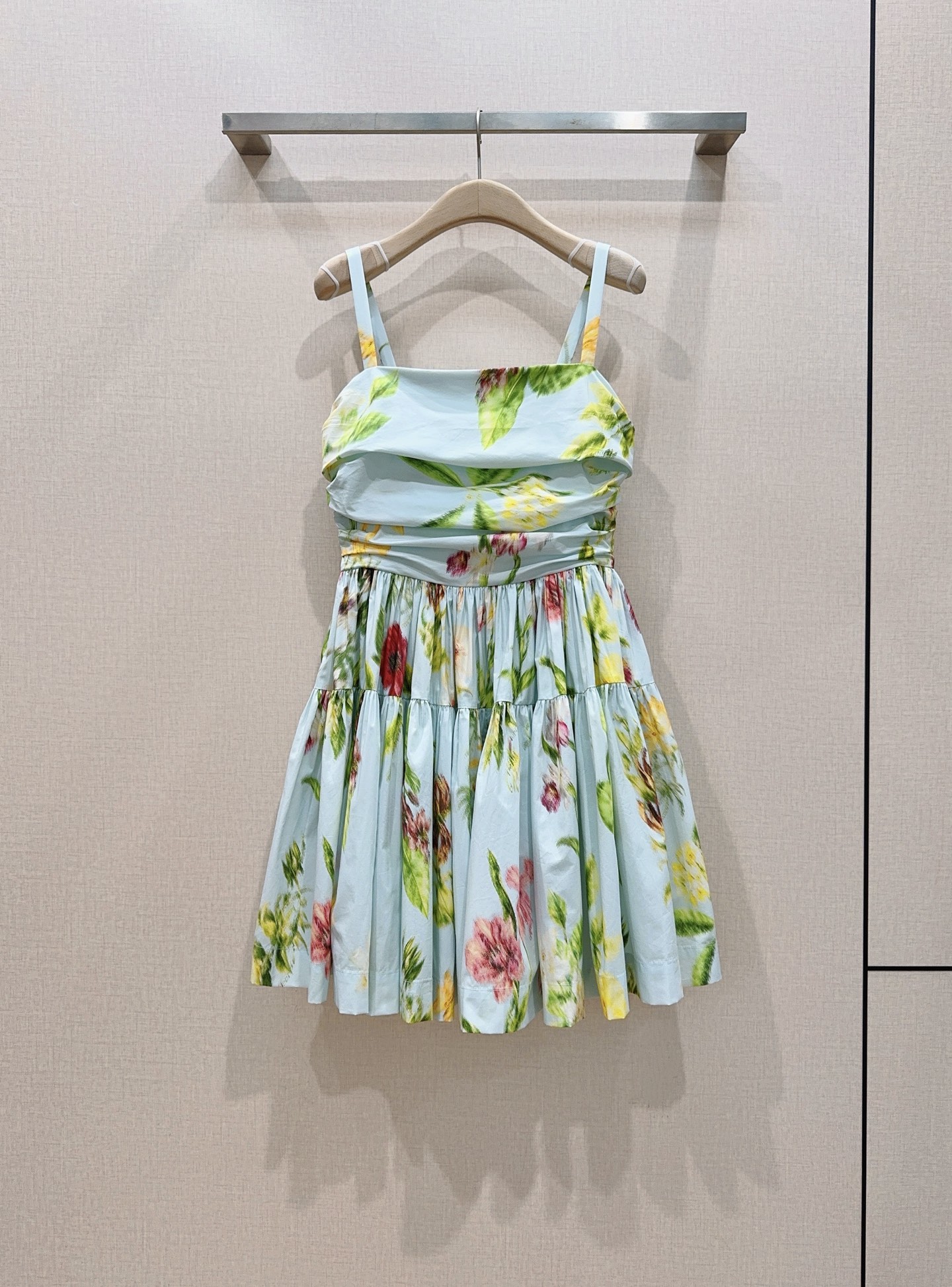 Oscar De La Renta印花吊带连衣裙👗……方领宽肩带设计，轻薄透气面料超适合夏天！浅蓝底色配