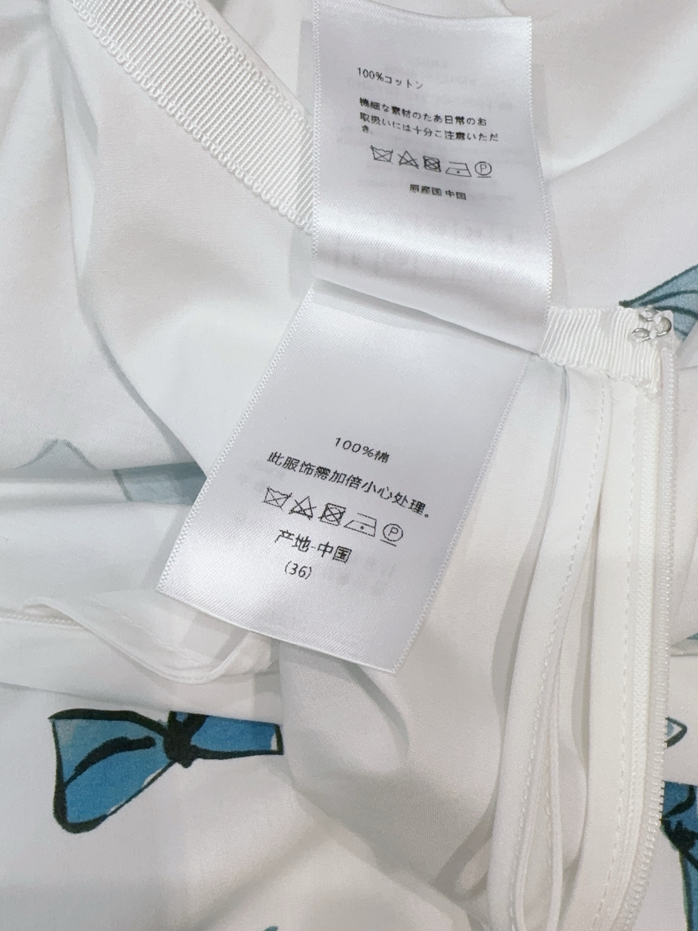D 家蝴蝶结印花半身裙新品推荐🆕……高腰A字大裙摆设计，自带飘逸感，腰部带有细抽绳固定蝴蝶结细节，白底水