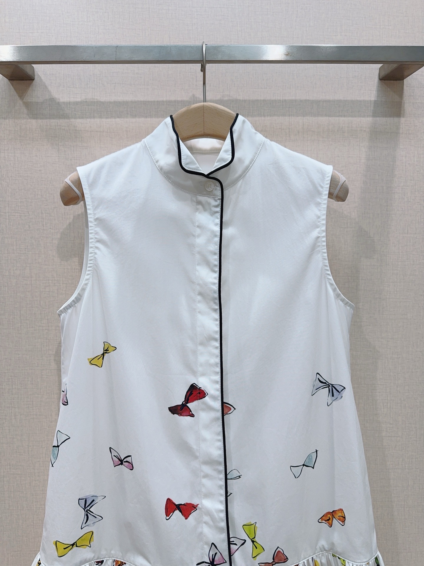 👗D 家无袖立领蝴蝶结印花A字连衣裙新品推荐……立领单排扣的衬衫式设计，自带清爽利落的气质；领口和门襟的