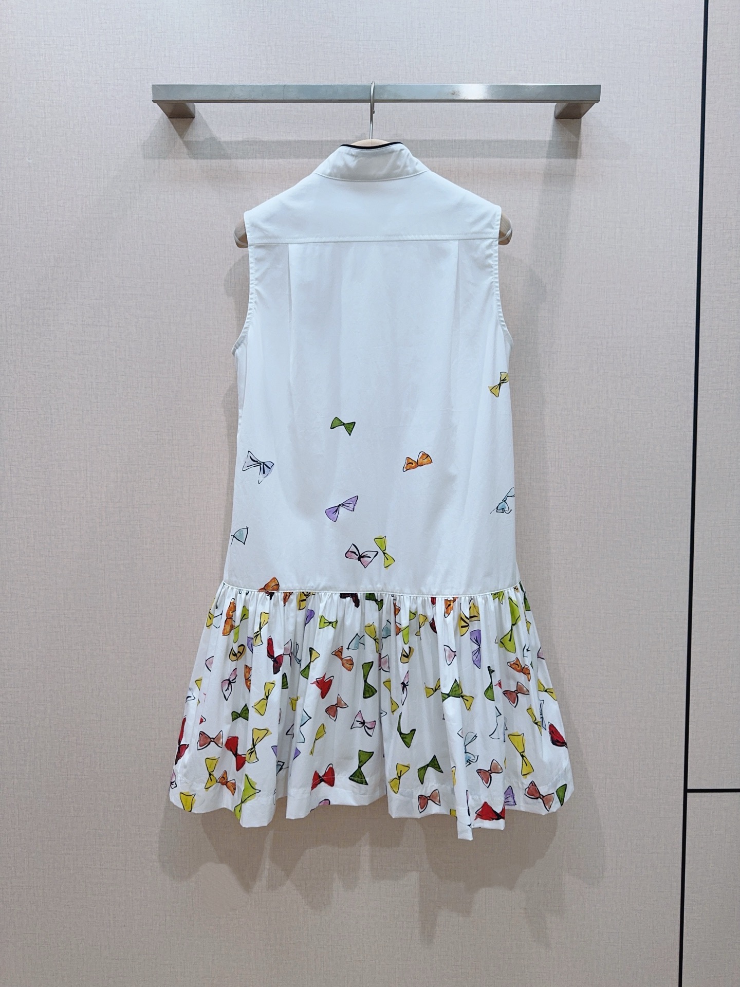 👗D 家无袖立领蝴蝶结印花A字连衣裙新品推荐……立领单排扣的衬衫式设计，自带清爽利落的气质；领口和门襟的