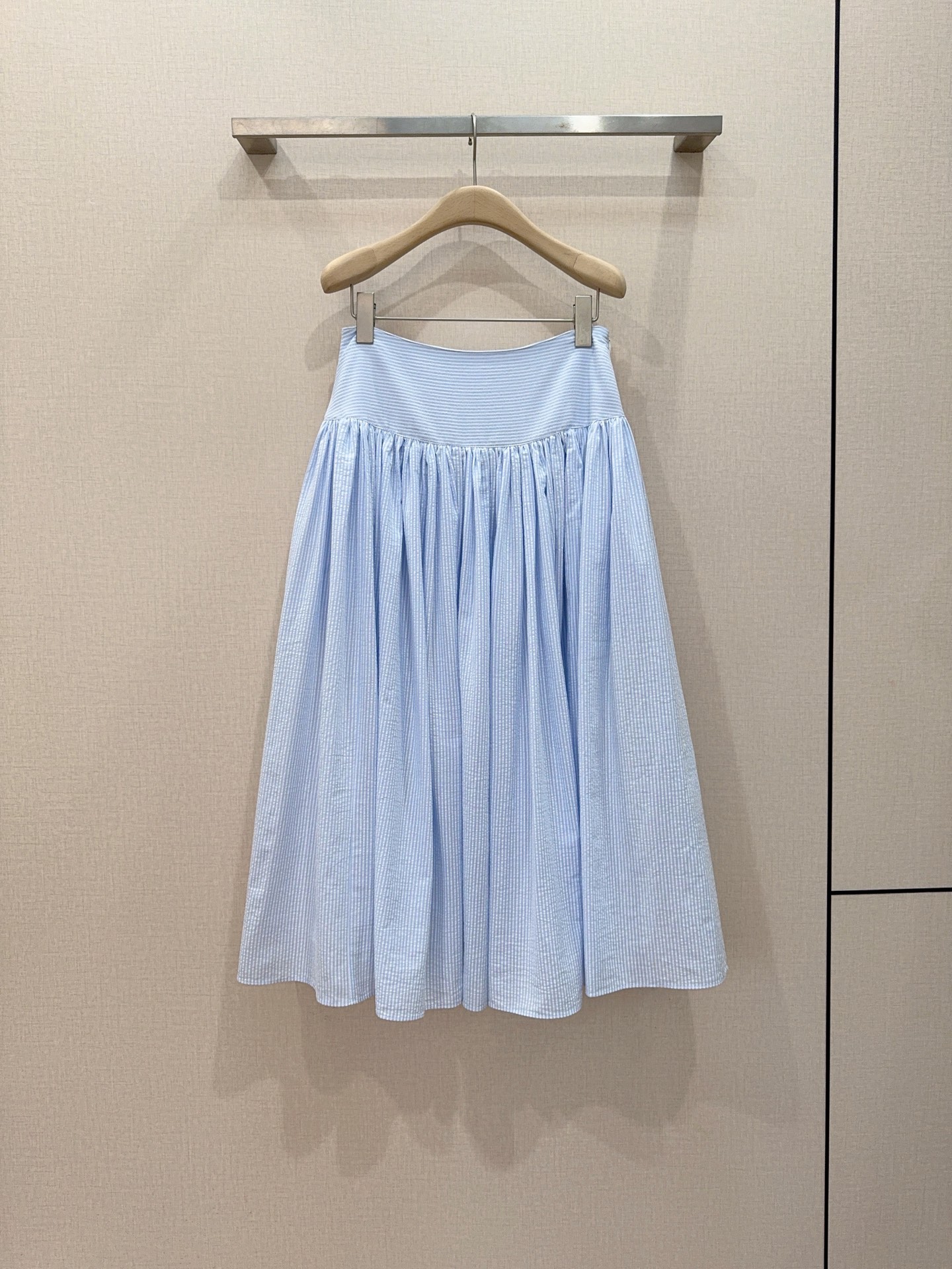 NO:884664,D's new product of blue and white pinstripe high-waisted and full-length umbrella skirt... Wide-striped high-waisted waist, invisible zipper closure on the side, which can gather the waist and abdomen. The waistband and skirt are thin vertical stripes of the same color, and pleats are gathered at the waist to form an oversized A-line hem. Blue and white fine vertical stripes bubble wrinkle texture fabric, light and breathable, matched with tops from the same series, very suitable for spring and summer. Size SMLXL, Dior-clothing, dior, skirts,19860909D 家蓝白细条纹高腰大摆半身伞裙新品…… 宽边条纹高腰腰头,侧边隐形拉链开合,能收拢腰腹,腰头和裙身是同色细竖条纹,腰下抽碎褶,形成超大A字伞摆,蓝白细密竖条纹泡泡皱肌理面料,轻薄透气、搭配同系列上衣,春夏穿超合适. 码数SMLXL,,迪奥-服装,dior,skirts,,Women's clothing