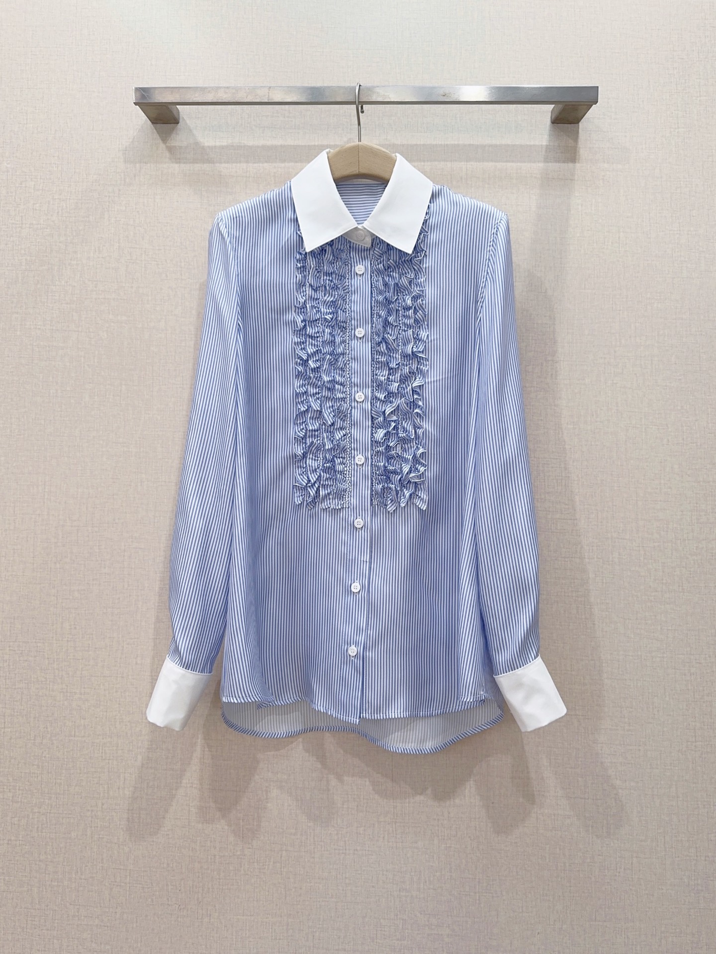 NO:884736,Recommended new product of D family's blue and white striped fungus hem light luxury shirt [Love][Love]... Classic blue and white thin vertical stripes, white contrasting lapel and white cuff splicing, French light luxury style, silk fabric is breathable and skin-friendly, anti-wrinkle and smooth. The chest has multiple layers of fungus hem pleats, full of retro sophistication!  Loose cut, comfortable and elegant. Size SMLXL, Dior-clothing, dior, shirts, real silk,19860909D 家蓝白条纹木耳边轻奢衬衫新品推荐[爱心][爱心]…… 经典蓝白细竖条纹,白撞色翻领和白色袖口拼接,法式轻奢风,真丝面料透气亲肤,抗皱又垂顺.胸前多层木耳边褶皱,复古精致感满满！宽松剪裁舒适显气质. 码数SMLXL,,迪奥-服装,dior,shirts,real silk,,Women's clothing