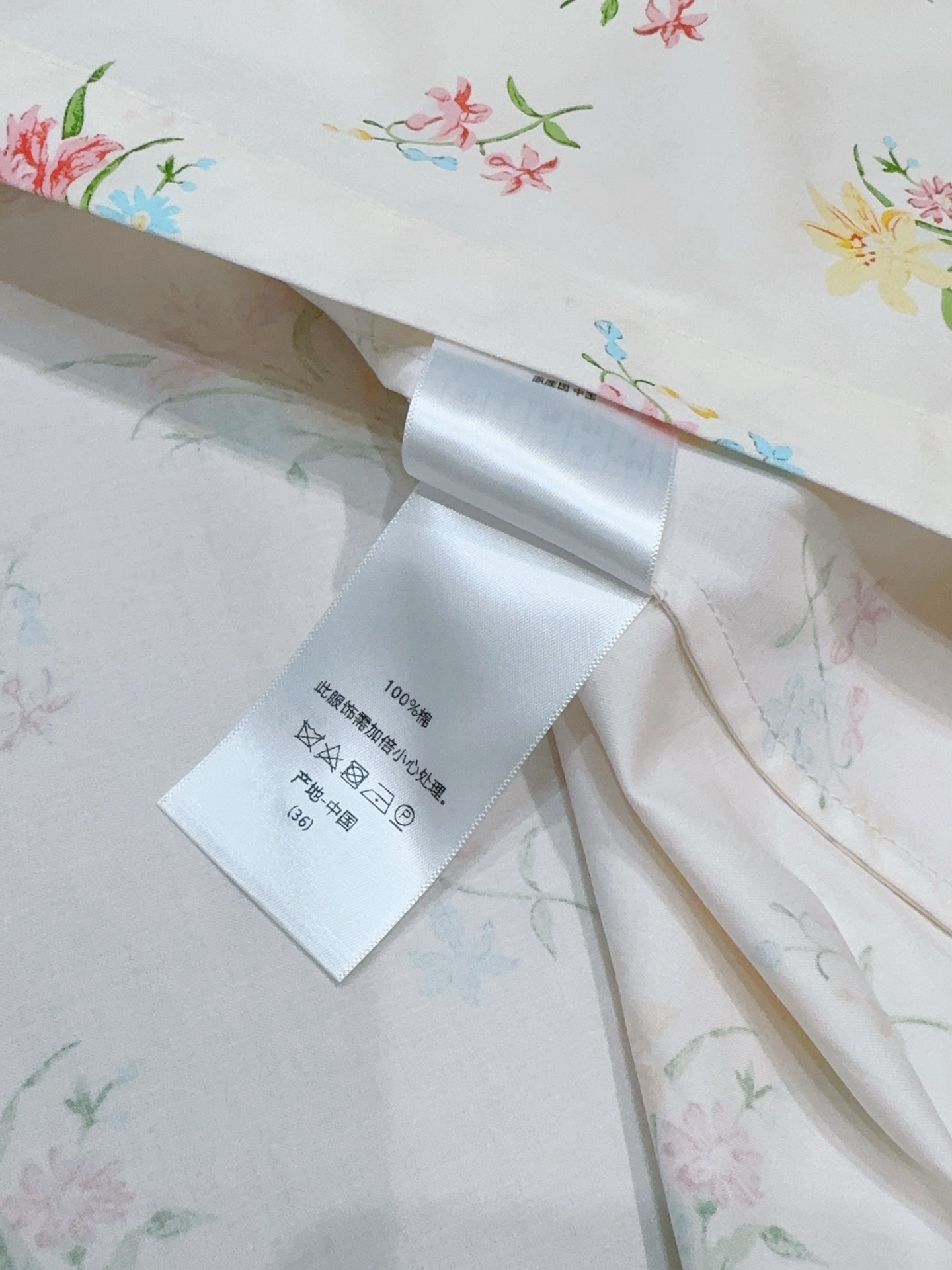 D 家杏色底碎花衬衫连衣裙新品推荐🆕……经典衬衫翻领短袖全开扣设计，配同色系宽腰带，可系蝴蝶结收腰；轻薄