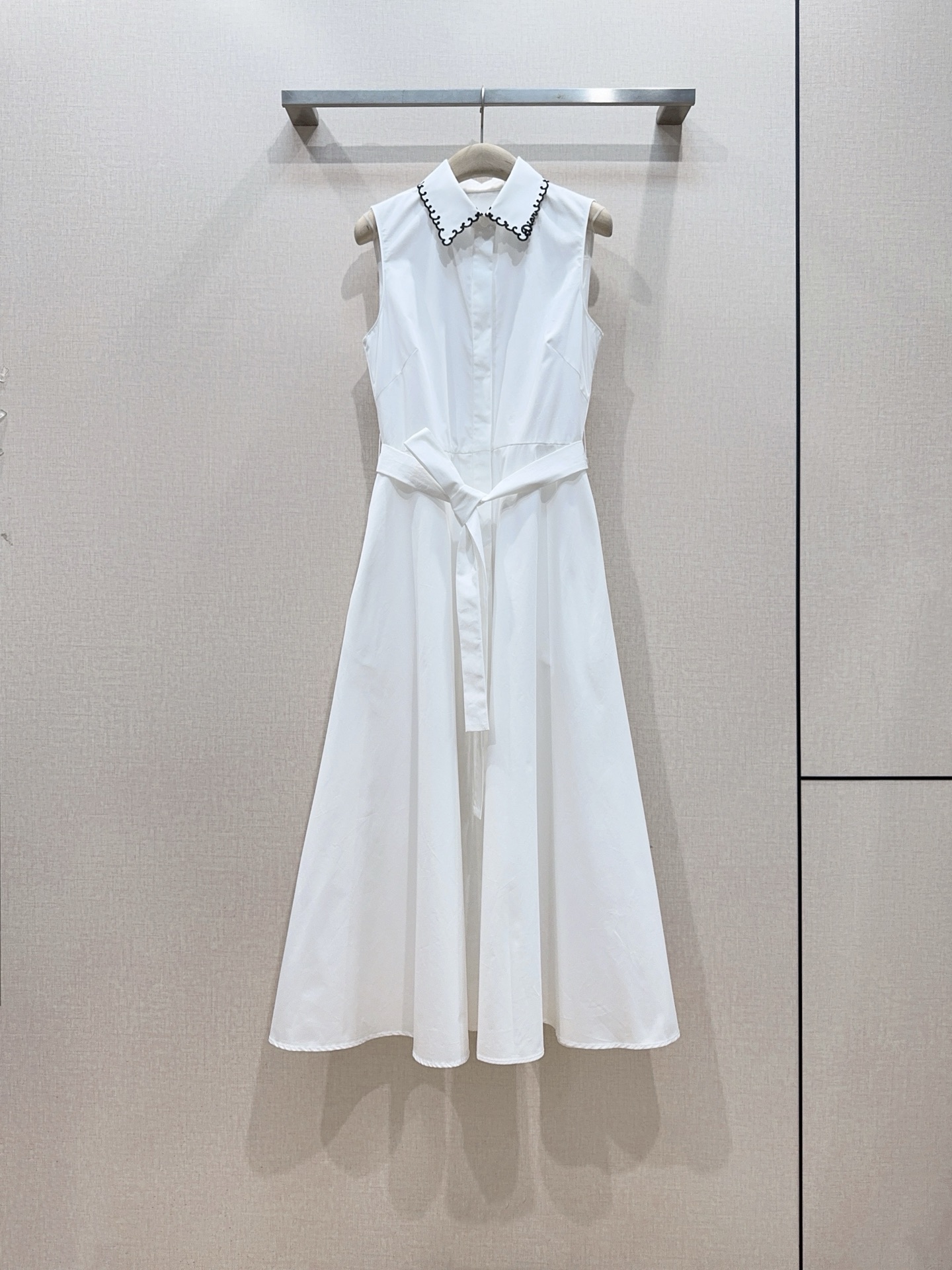 NO:884409,Recommended new products of D's shirt collar sleeveless dress... The shirt has small lapels and black wavy embroidered lace on the edge of the collar, which is simple, elegant and capable. Sleeveless cut, neat and refreshing; full row of same-color concealed button shirt placket on the front, and a wide belt of the same fabric at the waist, which can be tied with a bow to freely adjust the elasticity and instantly raise the waistline. The mid-length large A-line umbrella skirt can be easily used for commuting and daily life. It is a must-have and versatile item in the summer wardrobe!  Size SMLXL,,Dior-clothing,dior,skirts,shirts,19860909D 家衬衫领无袖连衣裙新品推荐…… 衬衫小翻领,领口边缘做黑色波浪刺绣花边,简约优雅又干练.无袖剪裁,利落清爽；正面全排同色暗扣衬衫门襟,腰部自带同面料宽腰带,可系蝴蝶结自由调节松紧,瞬间拉高腰线. 中长款大A字伞裙,通勤、日常都能轻松驾驭.是夏季衣橱必备百搭单品！ 码数SMLXL,,迪奥-服装,dior,skirts,shirts,,Women's clothing