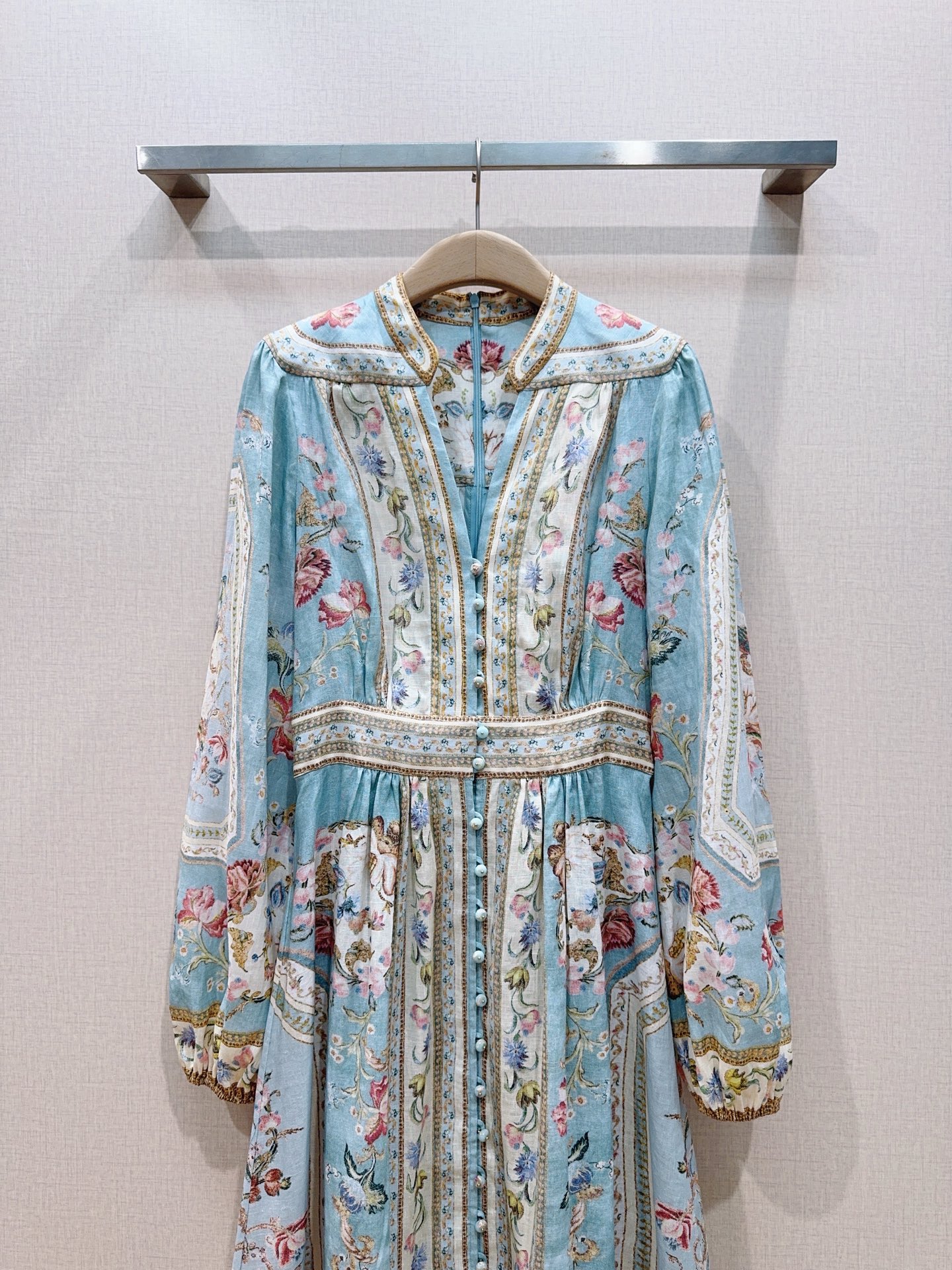 ZIMMERM*A*N*N 深V领长袖中长款连衣裙👗新品推荐🆕❤️……选用亚麻面料制成，采用深V领口，灯