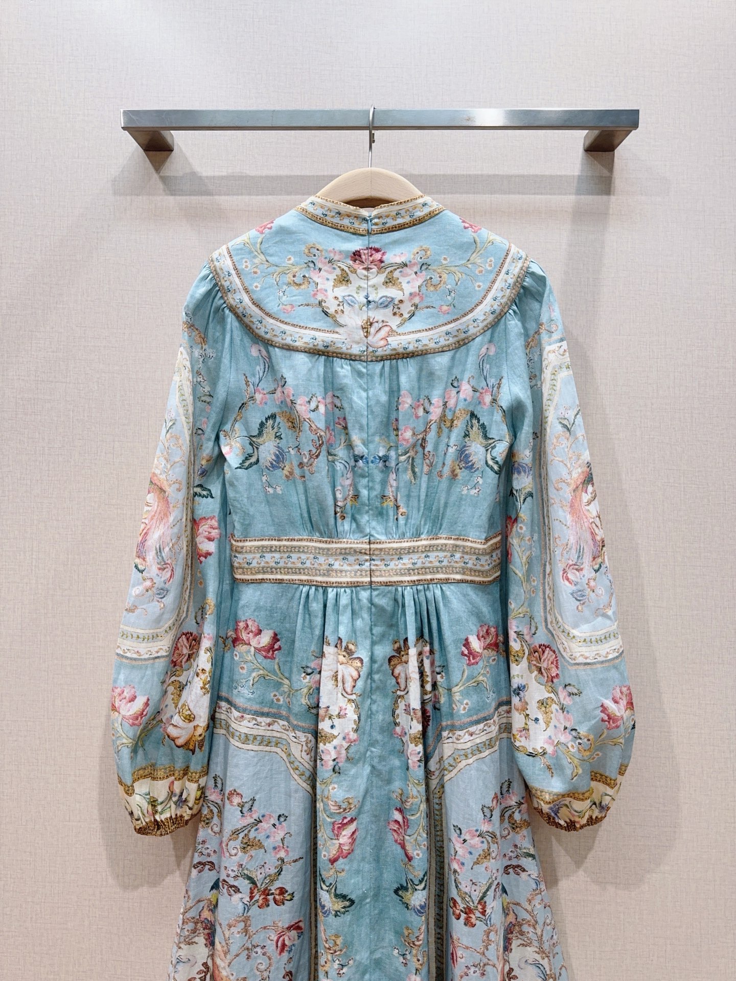 ZIMMERM*A*N*N 深V领长袖中长款连衣裙👗新品推荐🆕❤️……选用亚麻面料制成，采用深V领口，灯