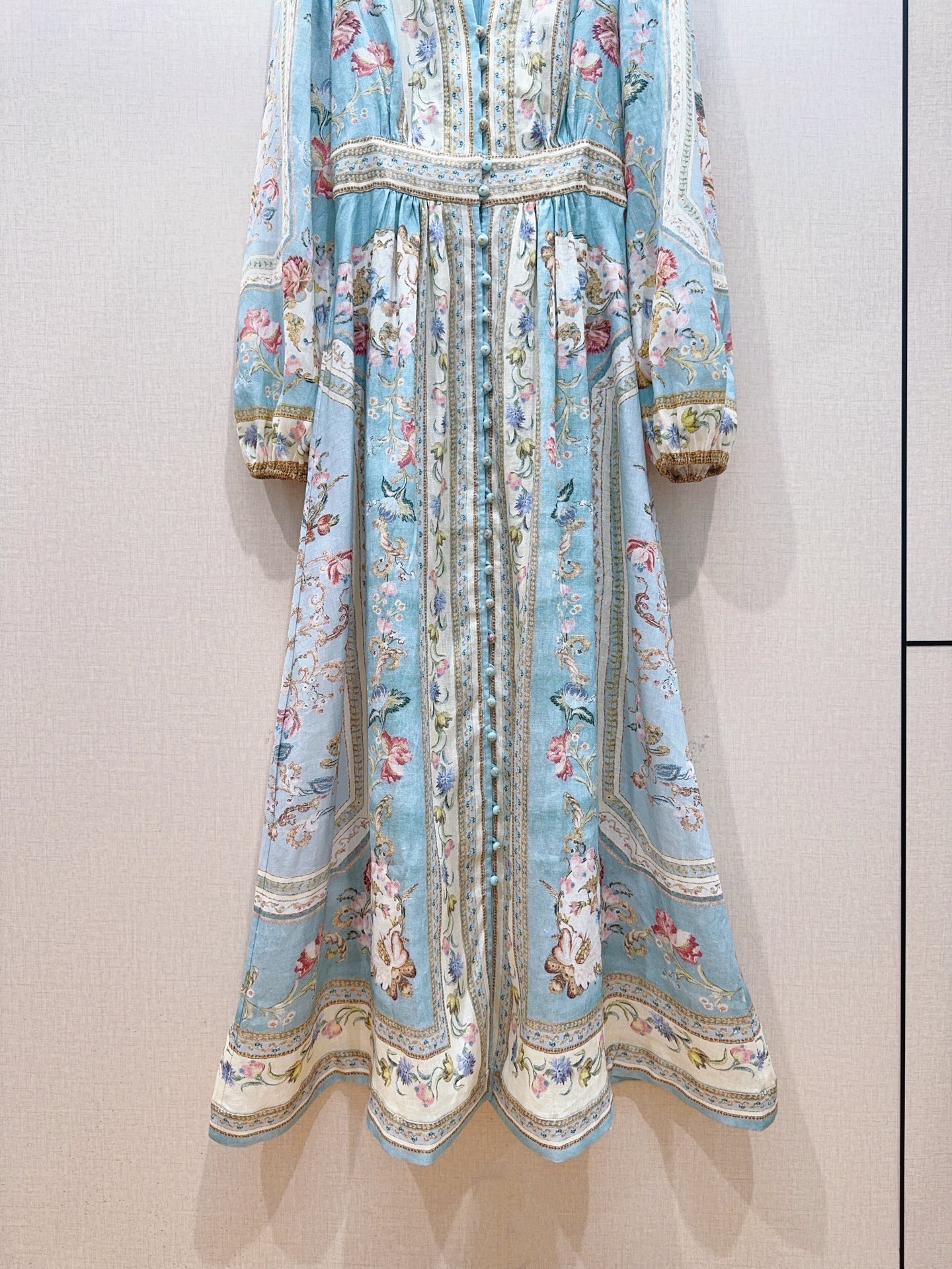 ZIMMERM*A*N*N 深V领长袖中长款连衣裙👗新品推荐🆕❤️……选用亚麻面料制成，采用深V领口，灯