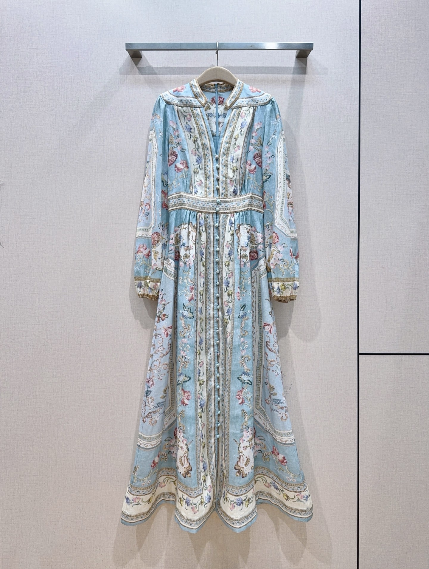 ZIMMERM*A*N*N 深V领长袖中长款连衣裙👗新品推荐🆕❤️……选用亚麻面料制成，采用深V领口，灯