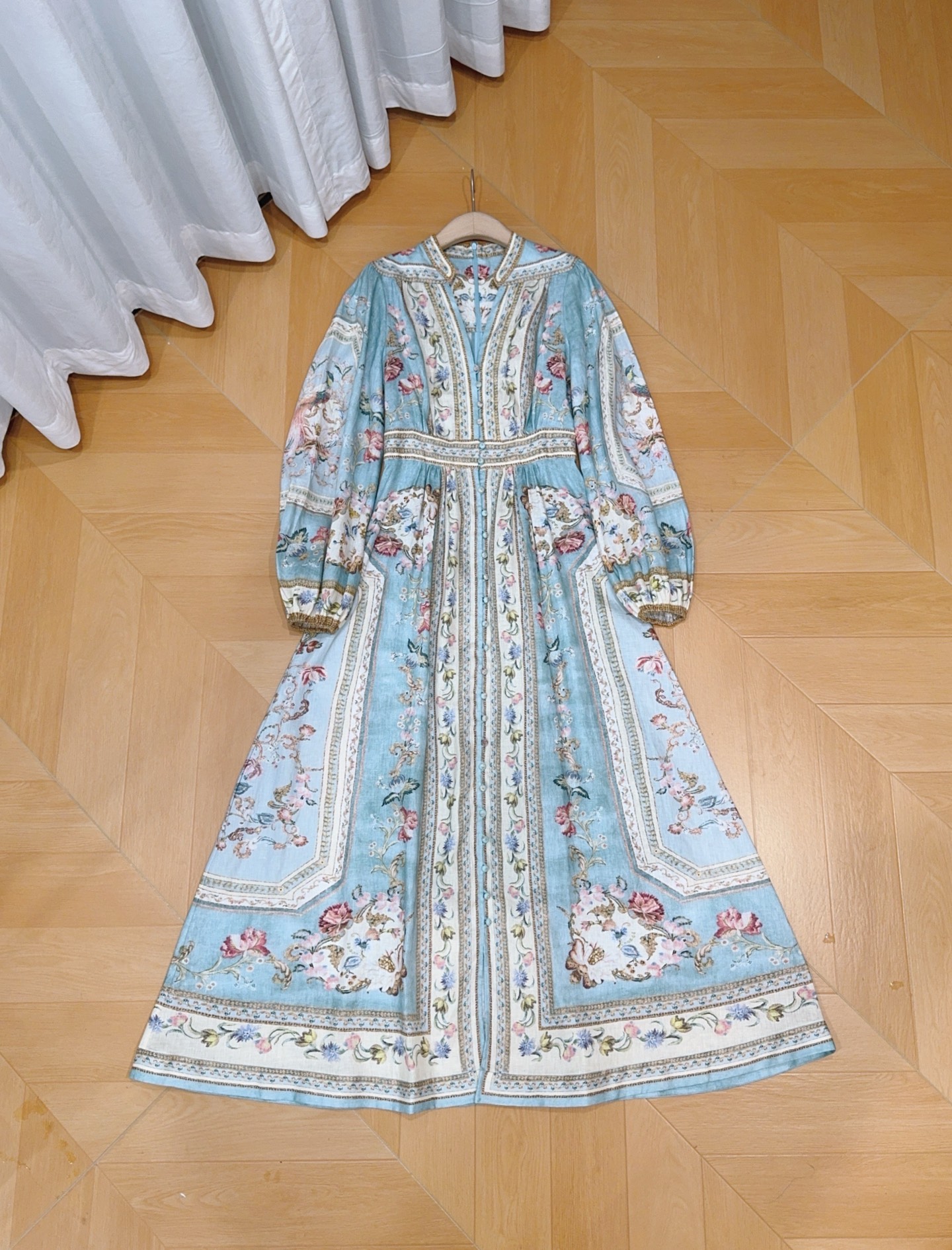 ZIMMERM*A*N*N 深V领长袖中长款连衣裙👗新品推荐🆕❤️……选用亚麻面料制成，采用深V领口，灯