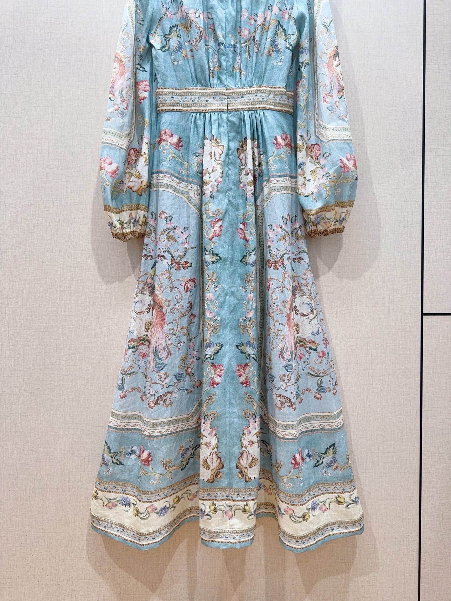 ZIMMERM*A*N*N 深V领长袖中长款连衣裙👗新品推荐🆕❤️……选用亚麻面料制成，采用深V领口，灯