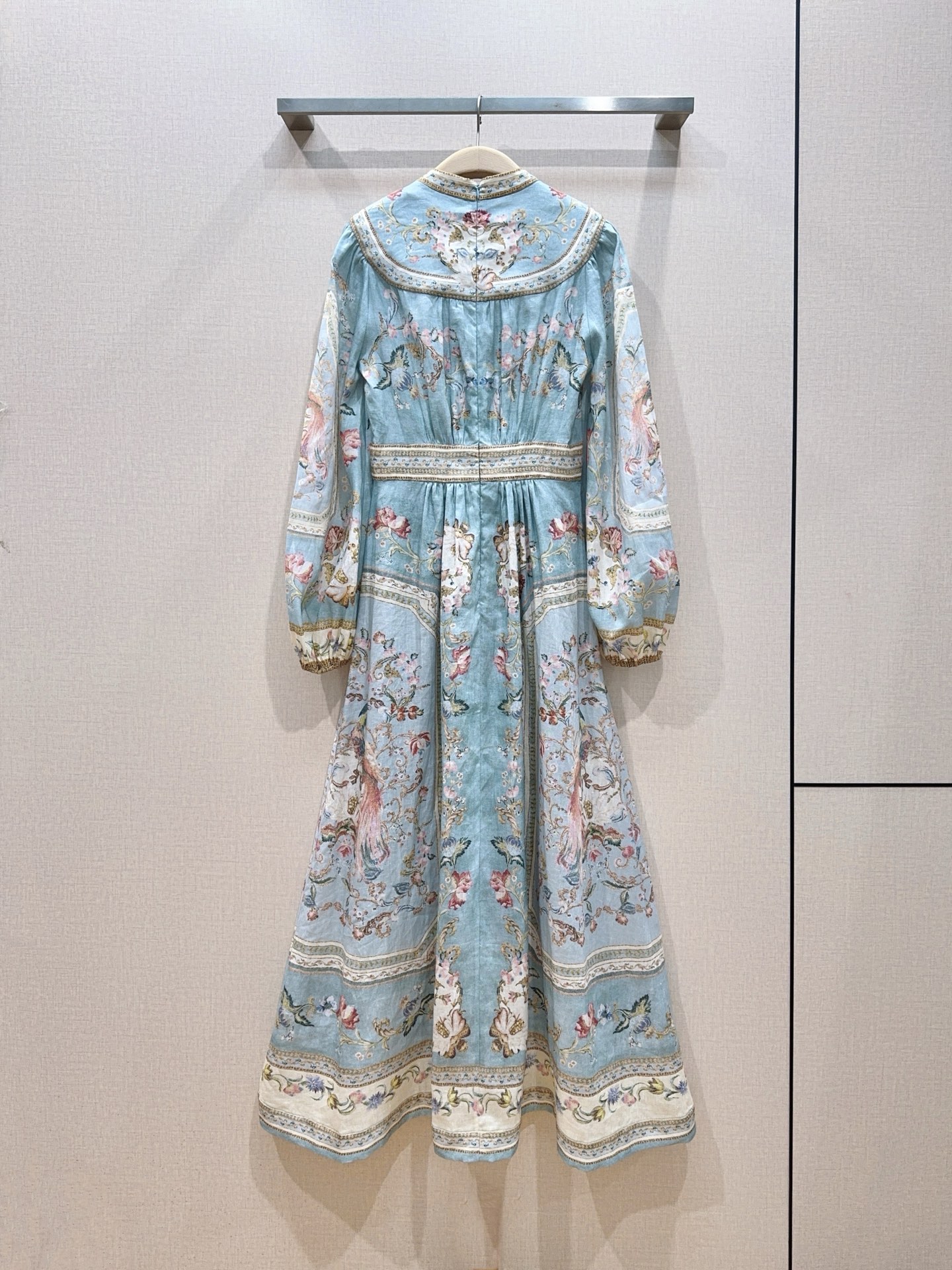 ZIMMERM*A*N*N 深V领长袖中长款连衣裙👗新品推荐🆕❤️……选用亚麻面料制成，采用深V领口，灯
