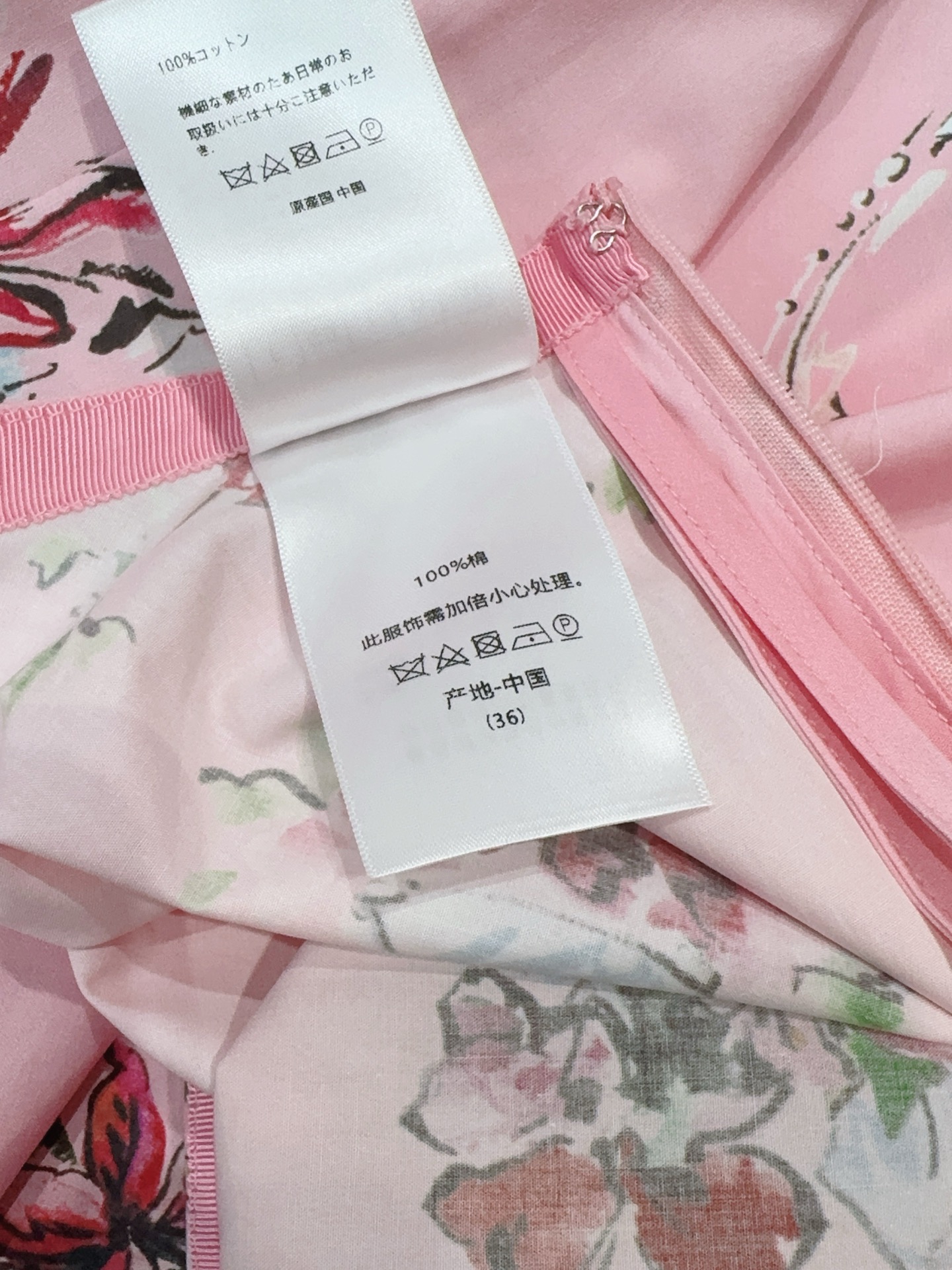 D家温柔蜜桃粉花鸟碎花半裙，复古手绘印花浪漫柔美，大伞摆版型遮肉显瘦，腰间系带勾勒腰线，少女感拉满，温柔