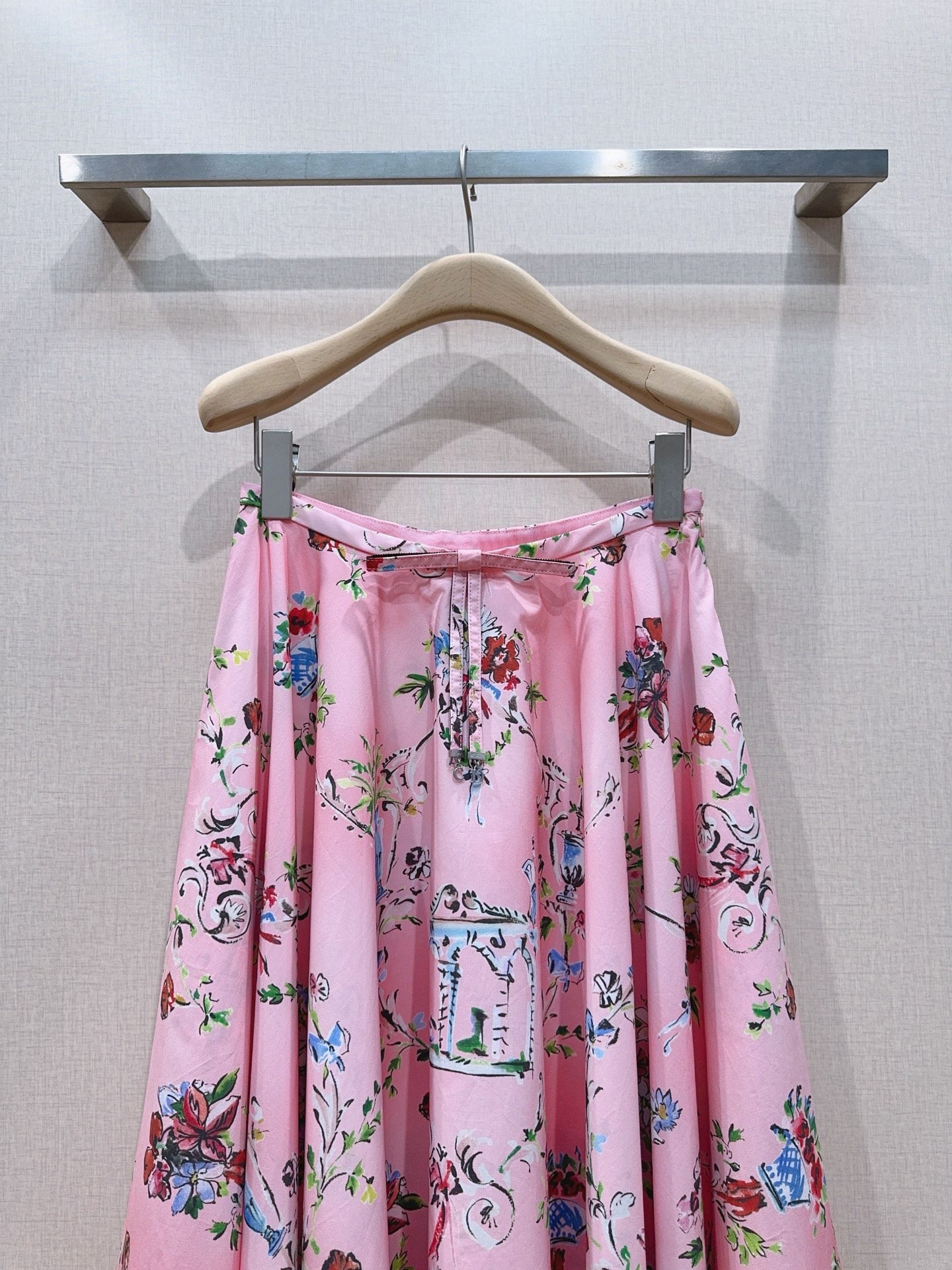 D家温柔蜜桃粉花鸟碎花半裙，复古手绘印花浪漫柔美，大伞摆版型遮肉显瘦，腰间系带勾勒腰线，少女感拉满，温柔