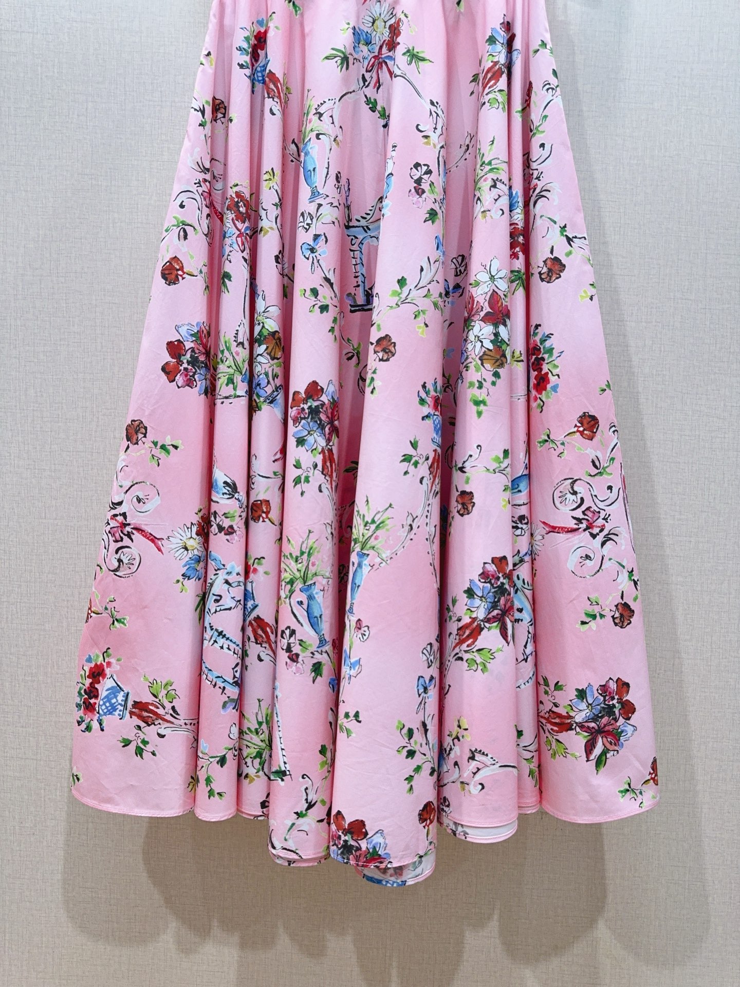 D家温柔蜜桃粉花鸟碎花半裙，复古手绘印花浪漫柔美，大伞摆版型遮肉显瘦，腰间系带勾勒腰线，少女感拉满，温柔