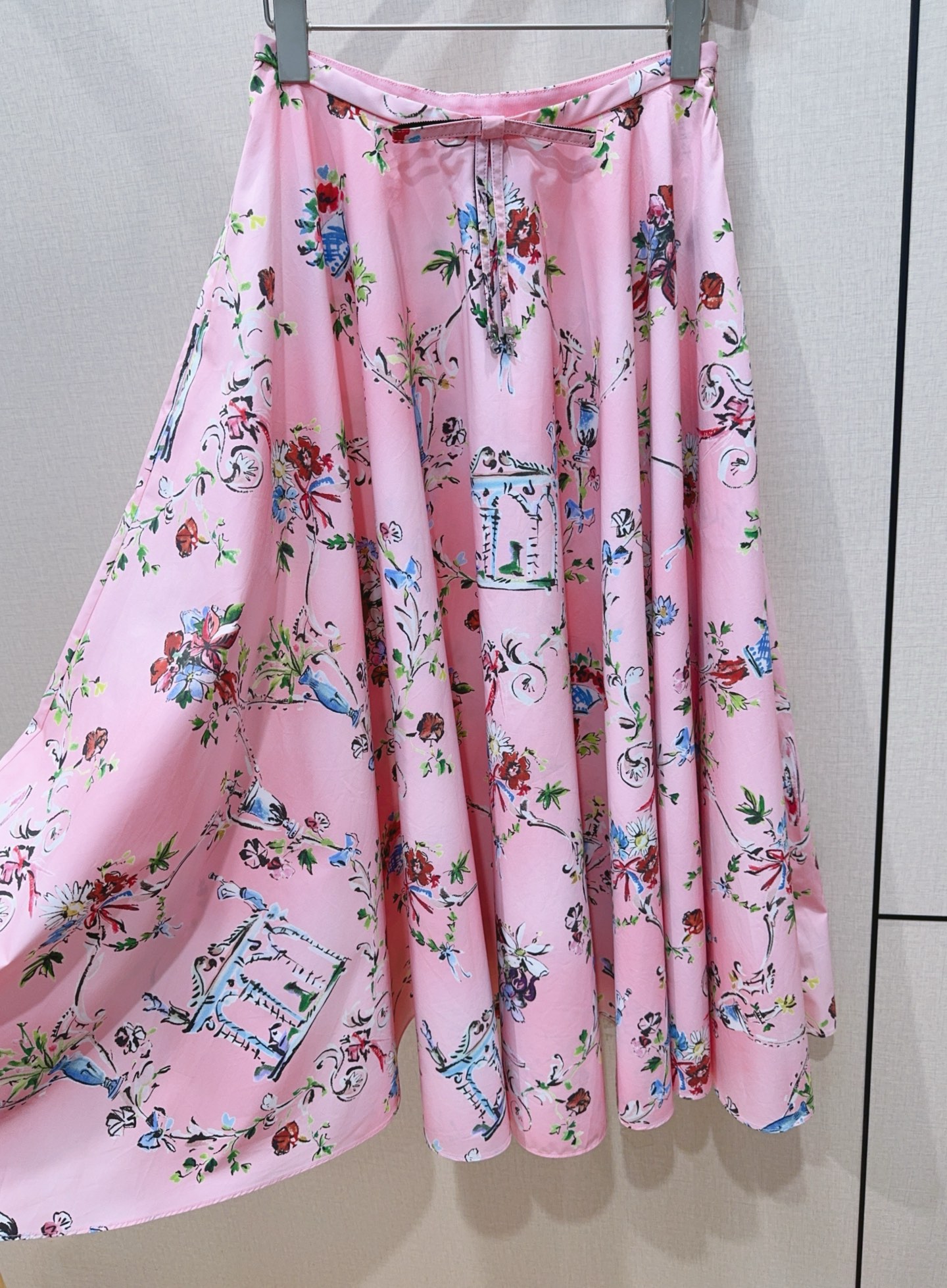 D家温柔蜜桃粉花鸟碎花半裙，复古手绘印花浪漫柔美，大伞摆版型遮肉显瘦，腰间系带勾勒腰线，少女感拉满，温柔